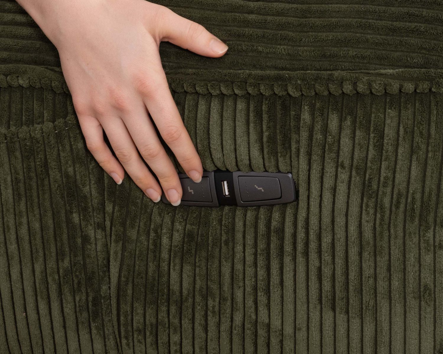 Sillón relax de estilo acogedor en terciopelo acanalado verde «Cascada» con reclinación eléctrica
