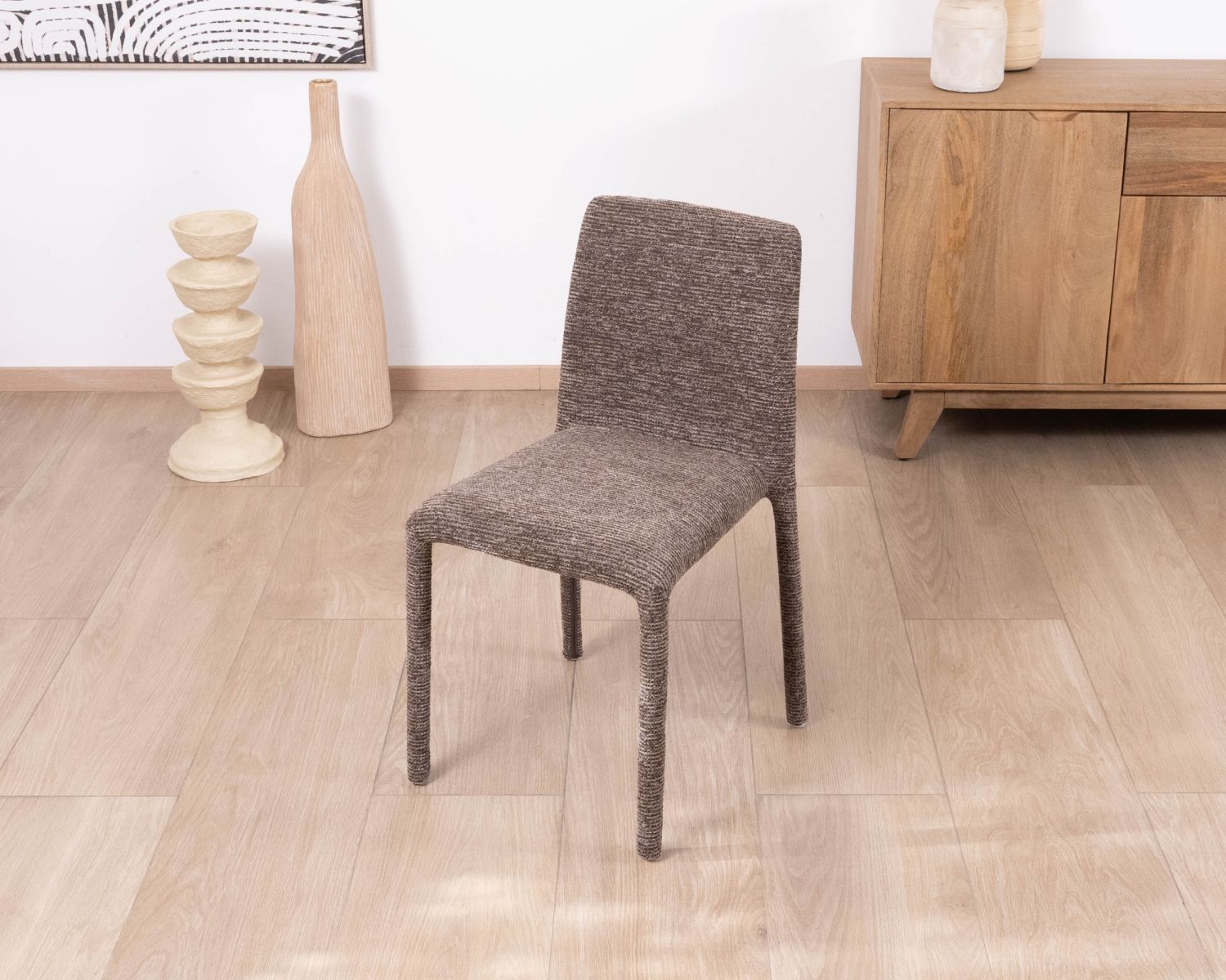 Lote de 4 sillas de comedor contemporáneas en tejido «Otto» de color cacao con trama, tapizadas íntegramente y de líneas depuradas