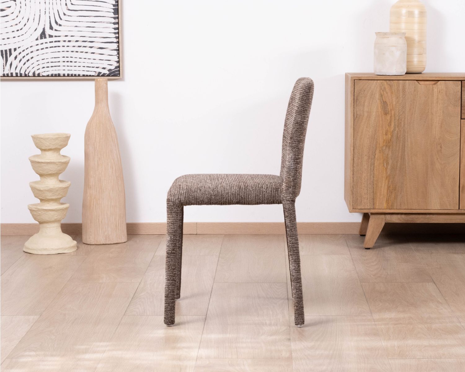Lote de 4 sillas de comedor contemporáneas en tejido «Otto» de color cacao con trama, tapizadas íntegramente y de líneas depuradas