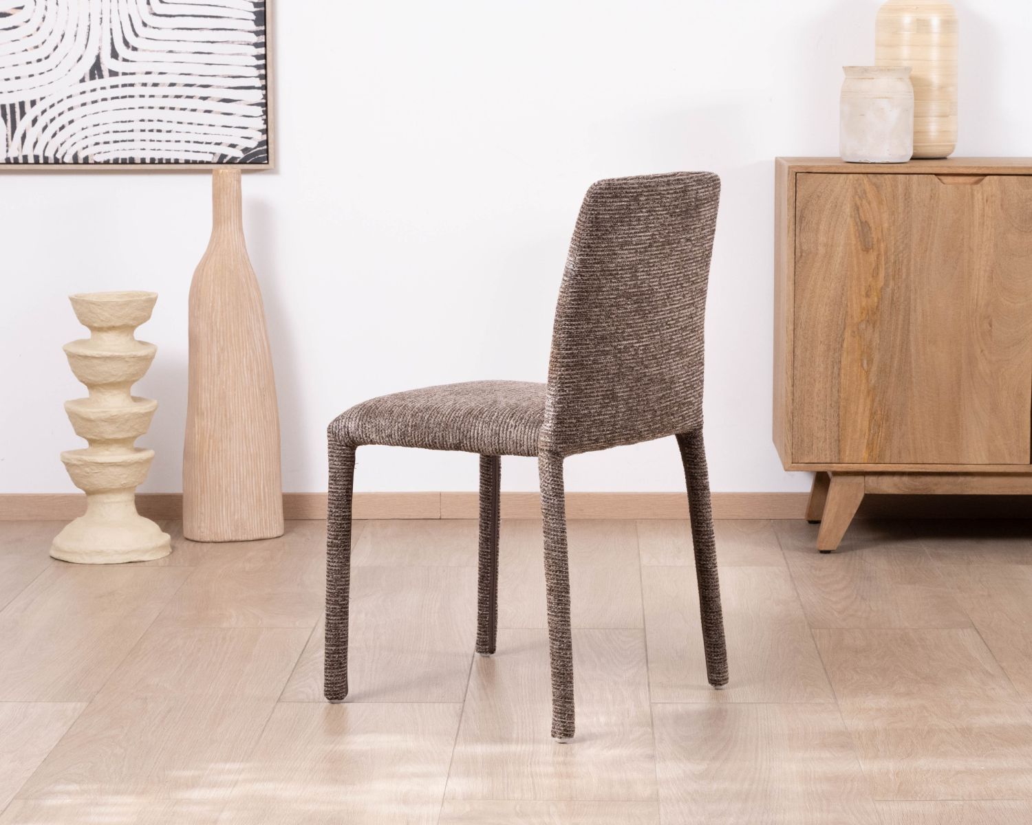 Lote de 4 sillas de comedor contemporáneas en tejido «Otto» de color cacao con trama, tapizadas íntegramente y de líneas depuradas