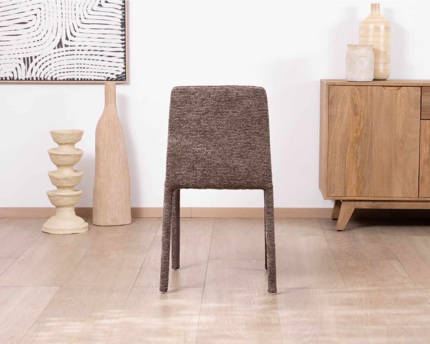Lote de 4 sillas de comedor contemporáneas en tejido «Otto» de color cacao con trama, tapizadas íntegramente y de líneas depuradas