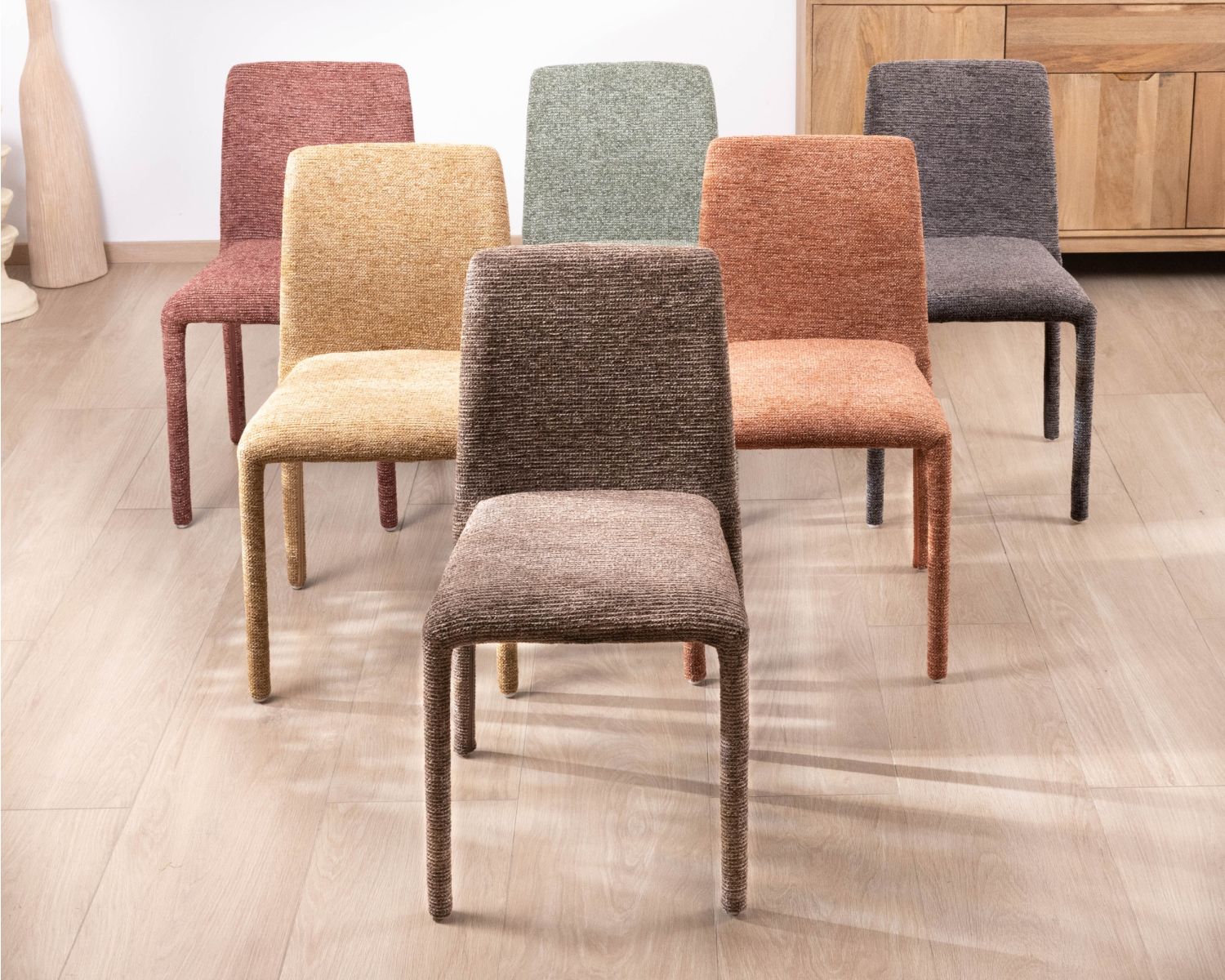 Lote de 4 sillas de comedor contemporáneas en tejido «Otto» de color cacao con trama, tapizadas íntegramente y de líneas depuradas