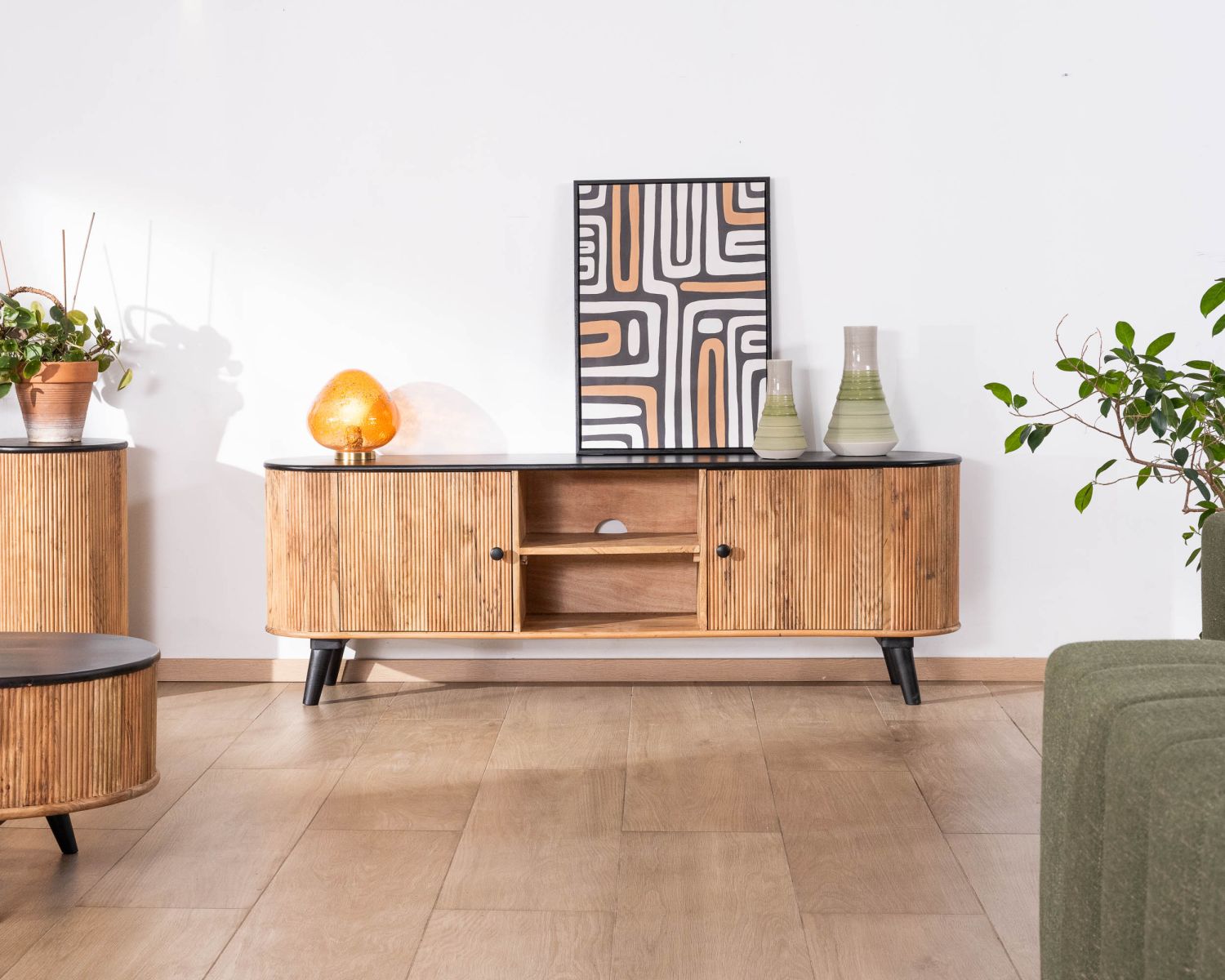 Mueble de televisión grande bicolor, en madera y negro, con diseño redondeado de estilo vintage «Boogie», 175 cm