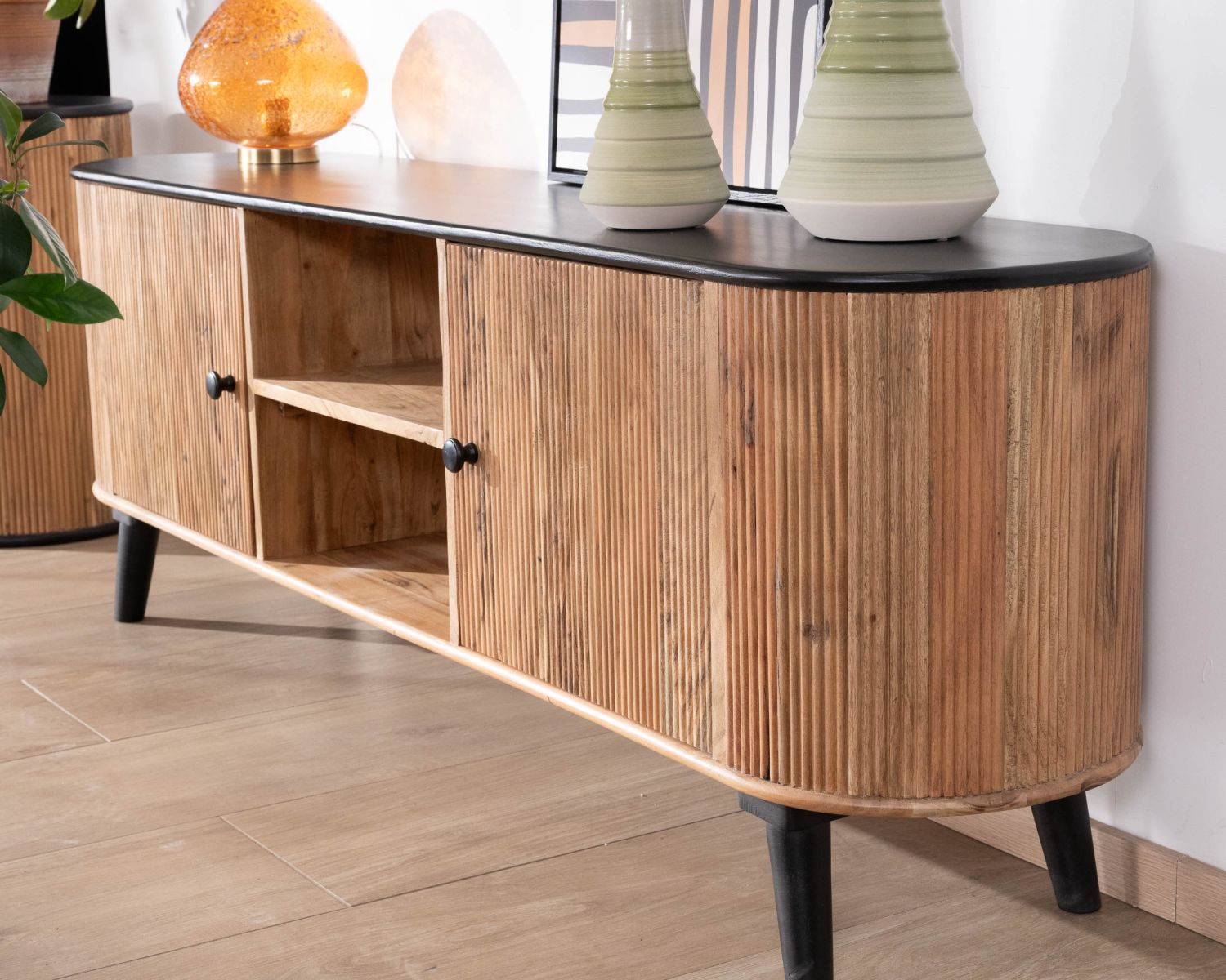 Mueble de televisión grande bicolor, en madera y negro, con diseño redondeado de estilo vintage «Boogie», 175 cm