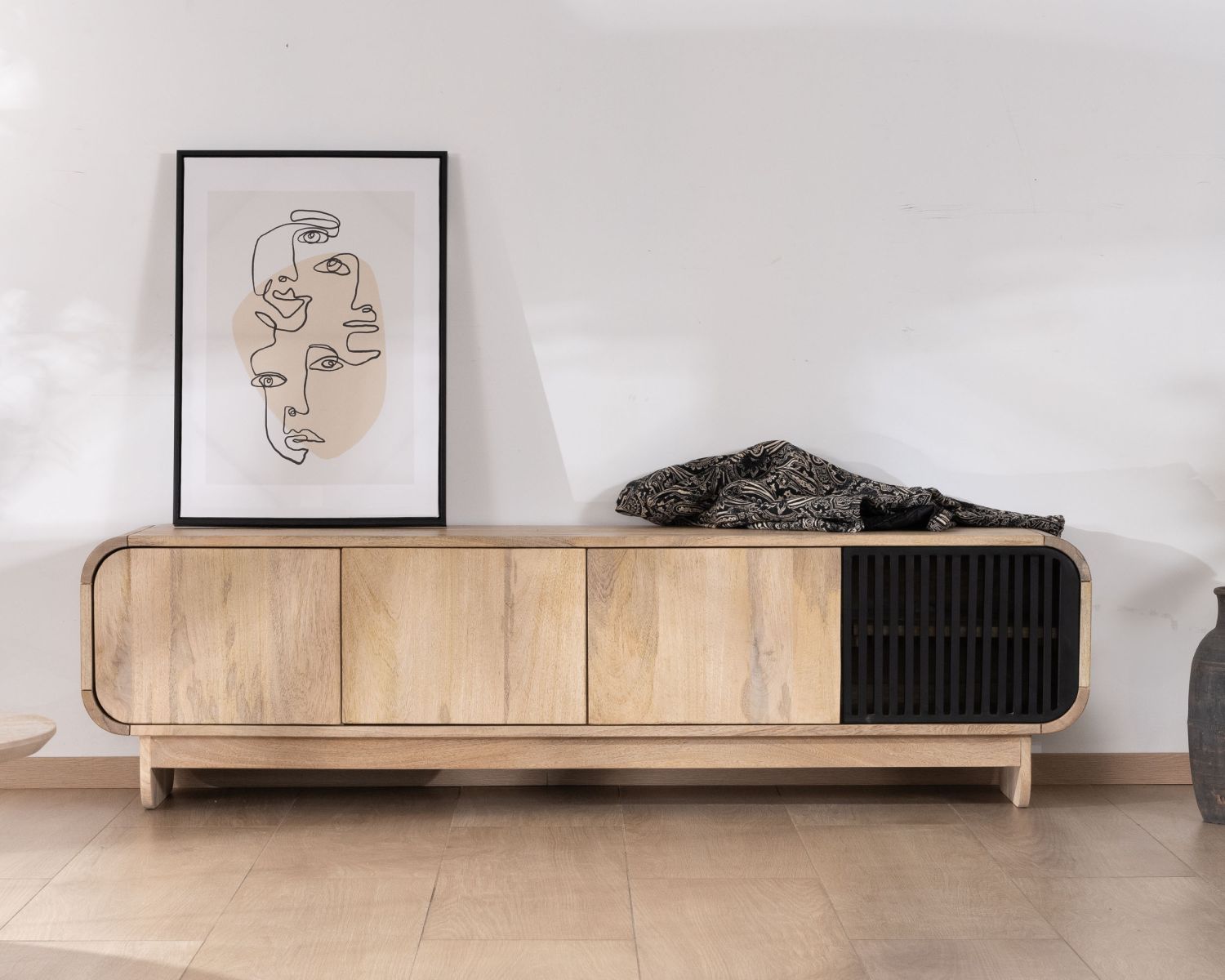 Sofá-mesita para la tele de 180 cm con 4 puertas, de madera de mango, con puerta decorativa negra «Jappy»