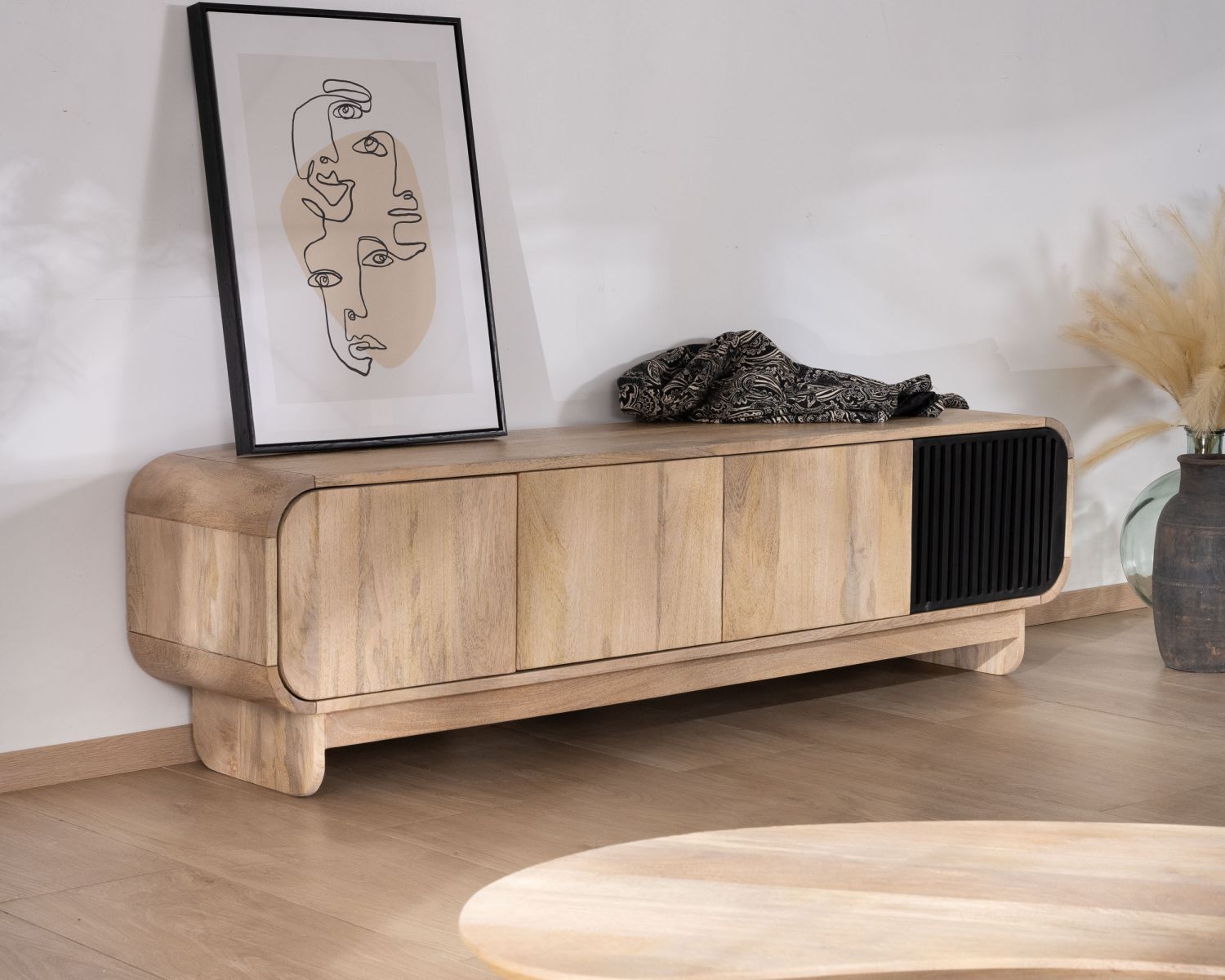 Sofá-mesita para la tele de 180 cm con 4 puertas, de madera de mango, con puerta decorativa negra «Jappy»