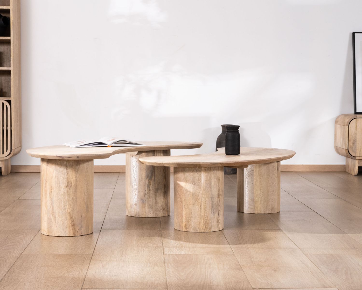 Juego de dos mesitas bajas de diseño minimalista en madera de mango «Jappy», con forma de alubia