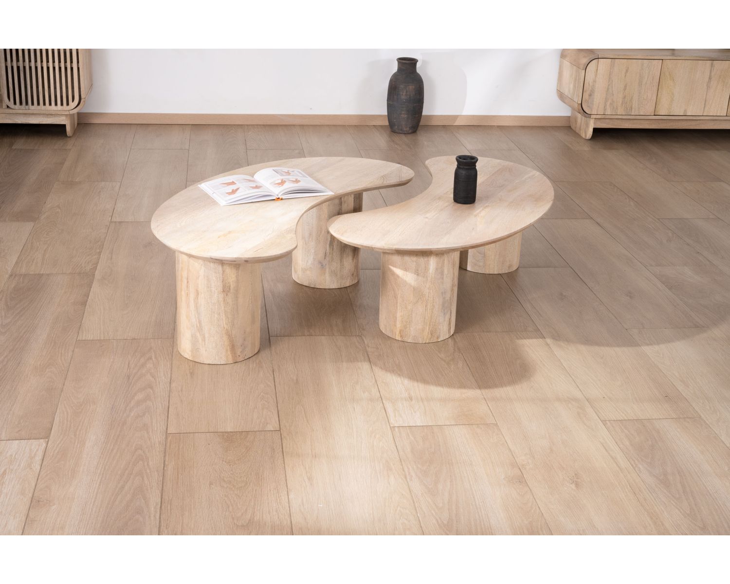 Juego de dos mesitas bajas de diseño minimalista en madera de mango «Jappy», con forma de alubia