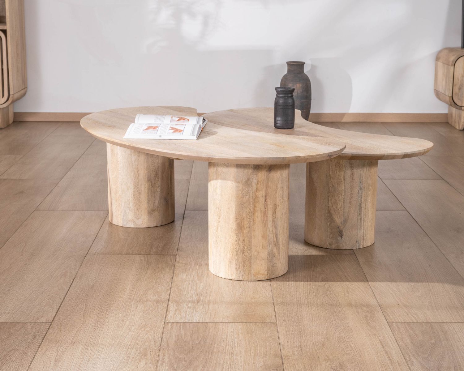 Juego de dos mesitas bajas de diseño minimalista en madera de mango «Jappy», con forma de alubia