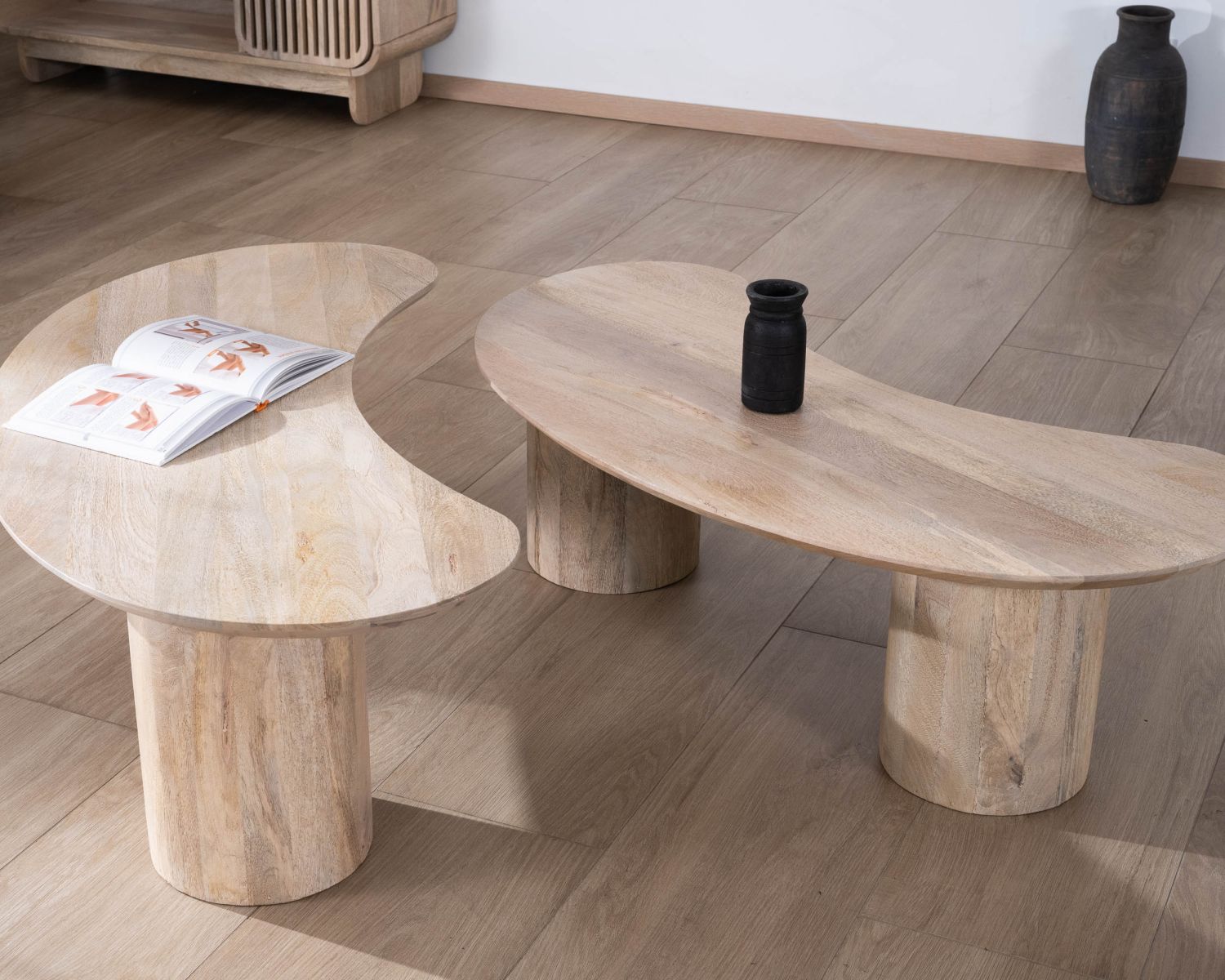 Juego de dos mesitas bajas de diseño minimalista en madera de mango «Jappy», con forma de alubia