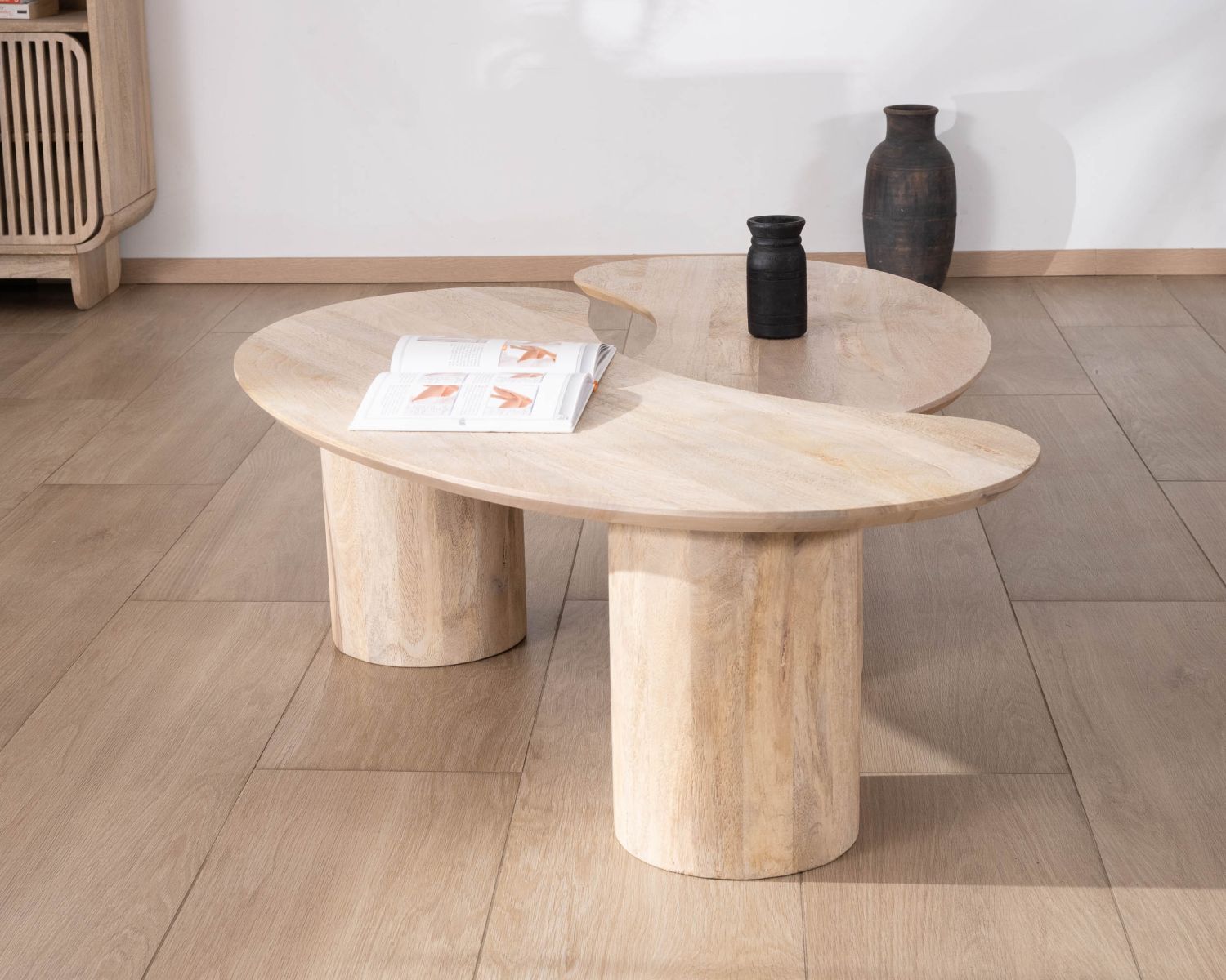 Juego de dos mesitas bajas de diseño minimalista en madera de mango «Jappy», con forma de alubia