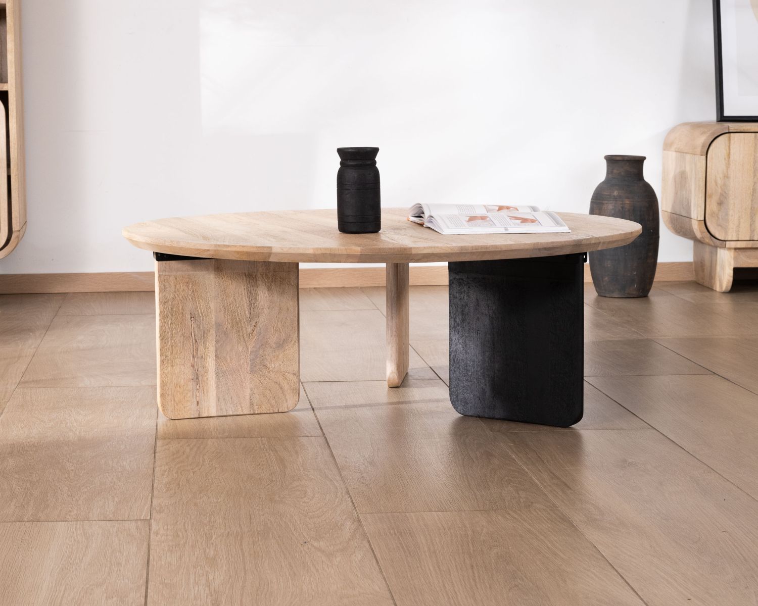 Mesa de salón redonda de estilo minimalista «Jappy» con una pata negra
