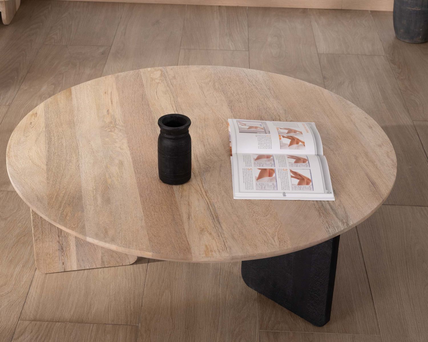 Mesa de salón redonda de estilo minimalista «Jappy» con una pata negra