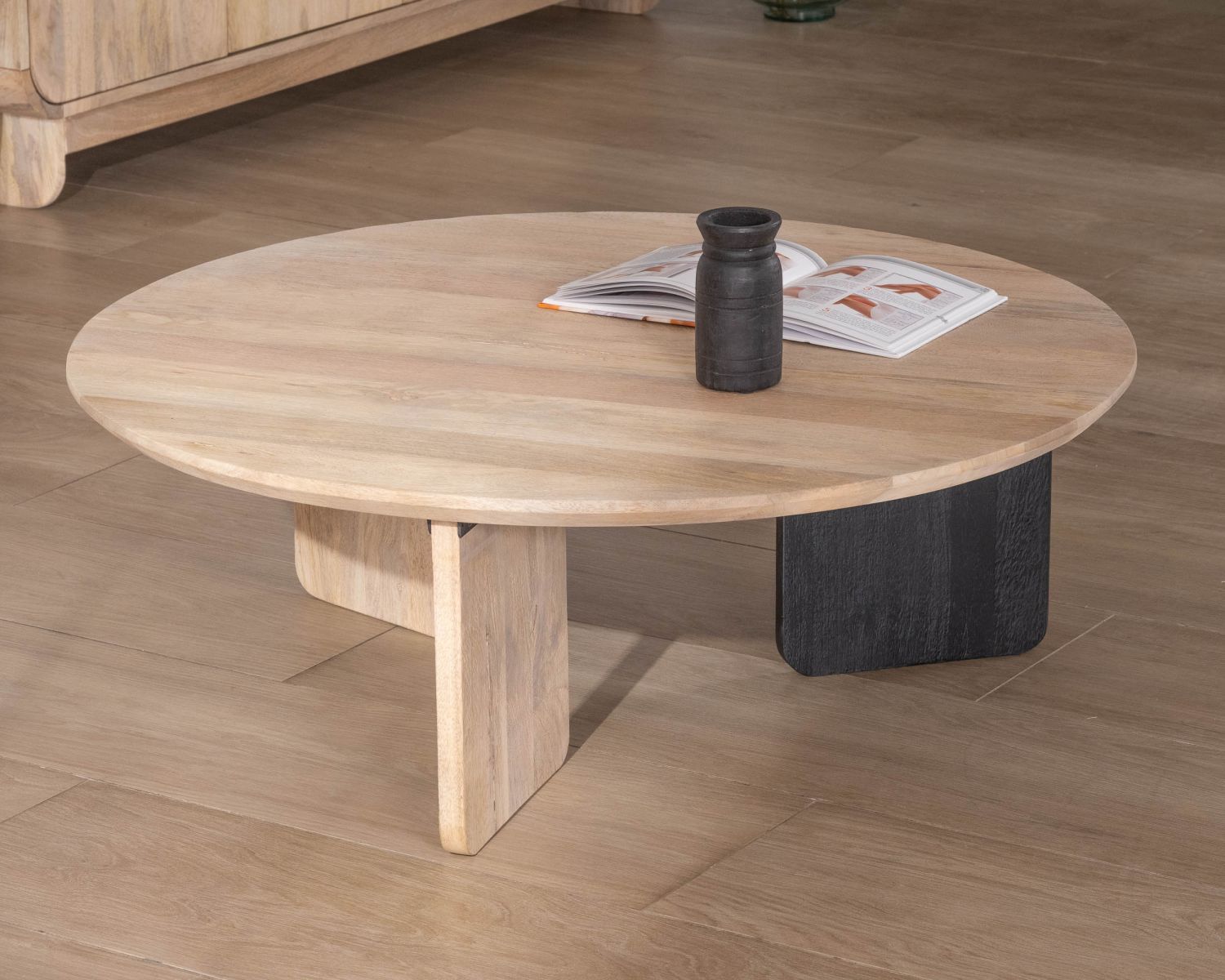 Mesa de salón redonda de estilo minimalista «Jappy» con una pata negra