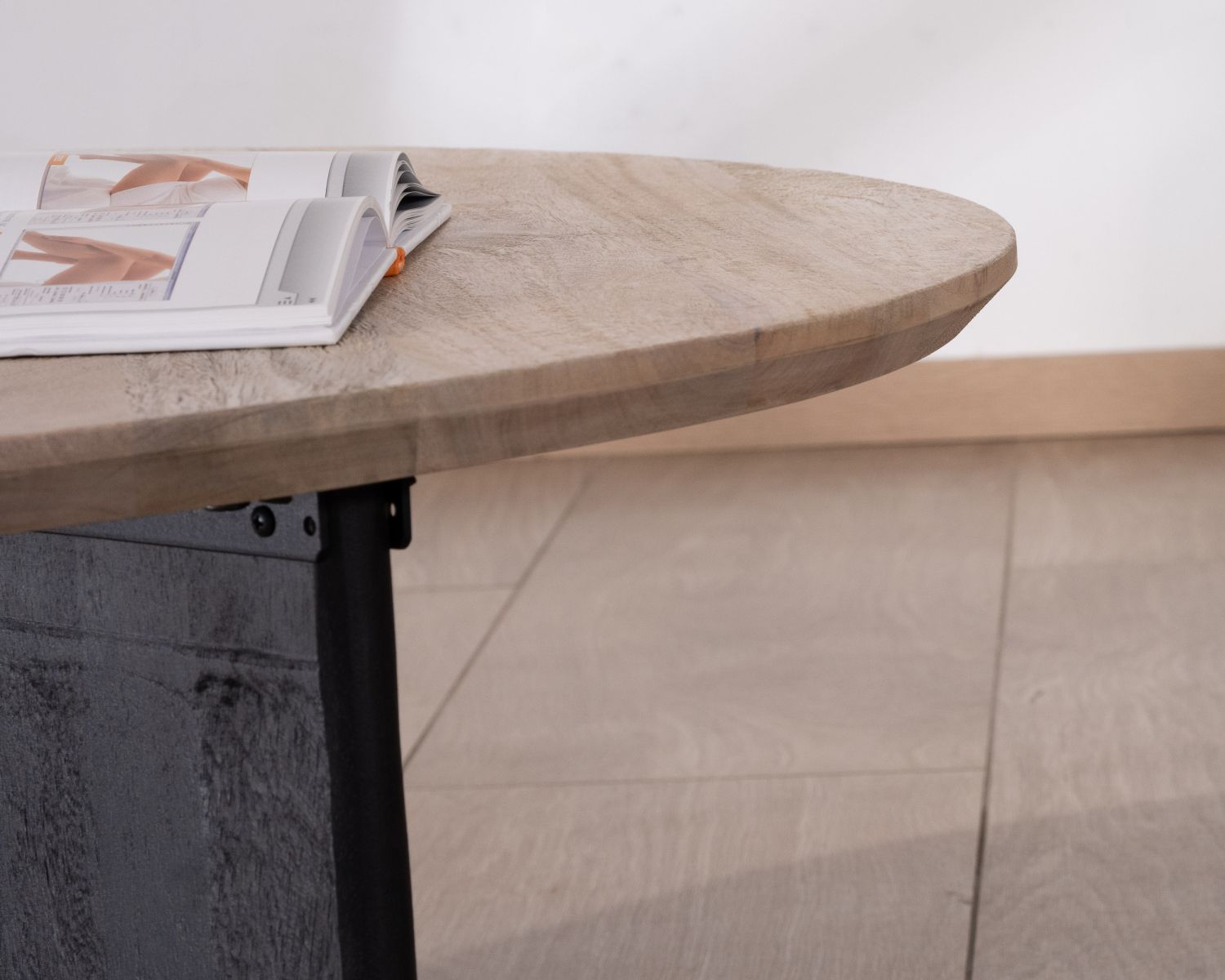 Mesa de salón redonda de estilo minimalista «Jappy» con una pata negra