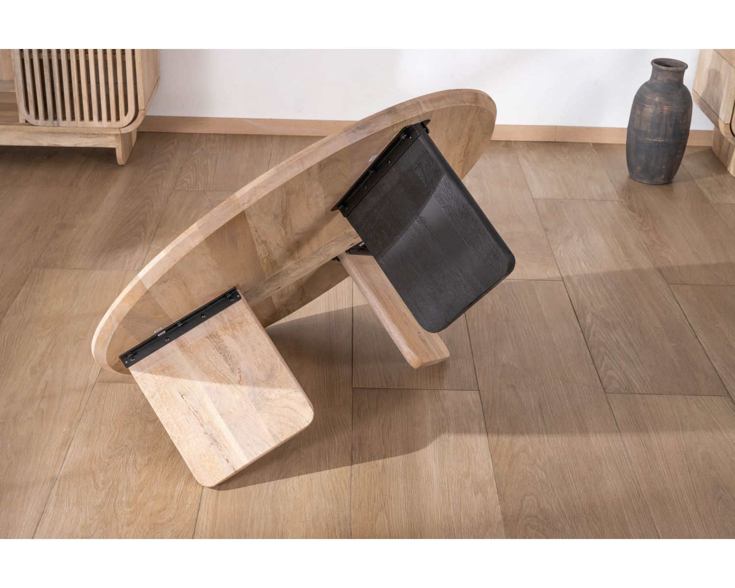 Mesa de salón redonda de estilo minimalista «Jappy» con una pata negra