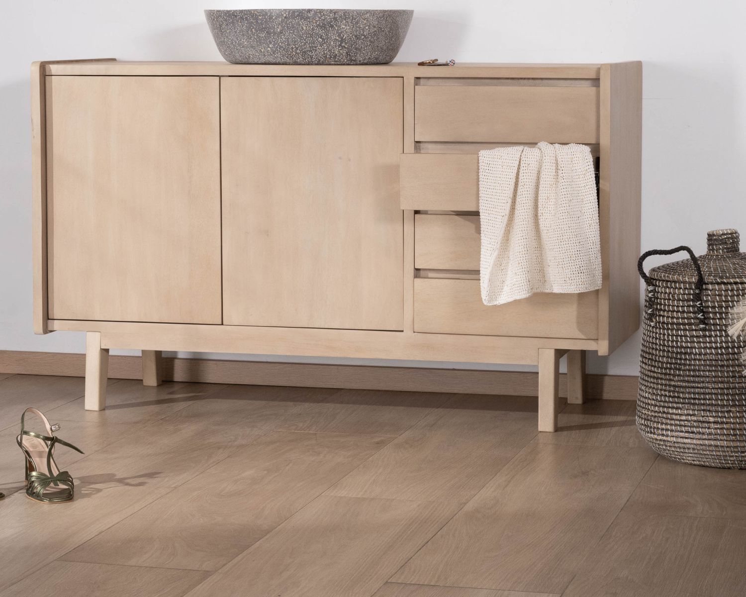 Mueble bajo lavabo de 140 cm en madera de mango blanqueada con puertas y cajones «Kahiko»