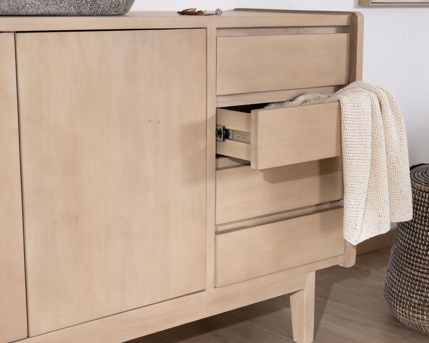 Mueble bajo lavabo de 140 cm en madera de mango blanqueada con puertas y cajones «Kahiko»