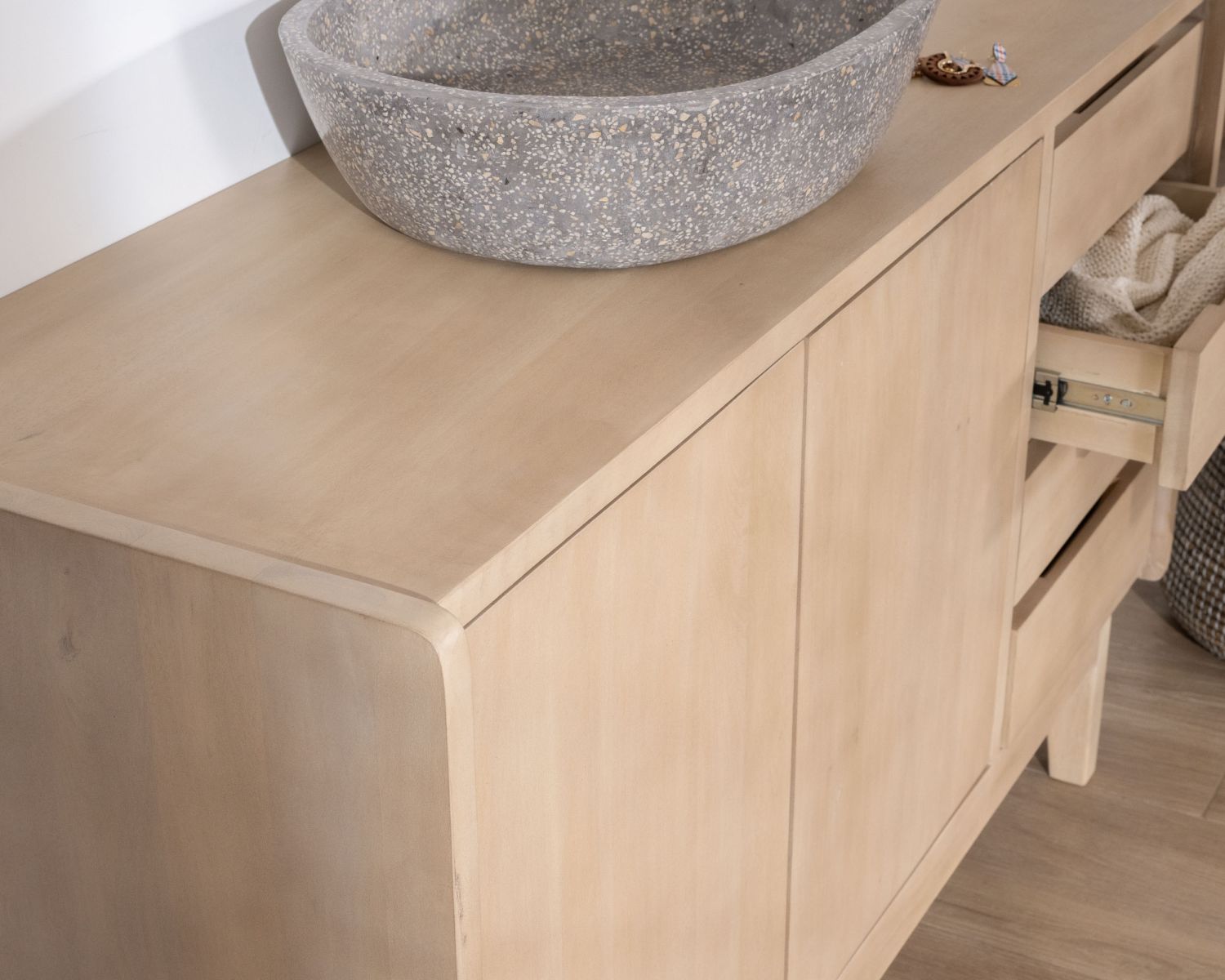 Mueble bajo lavabo de 140 cm en madera de mango blanqueada con puertas y cajones «Kahiko»