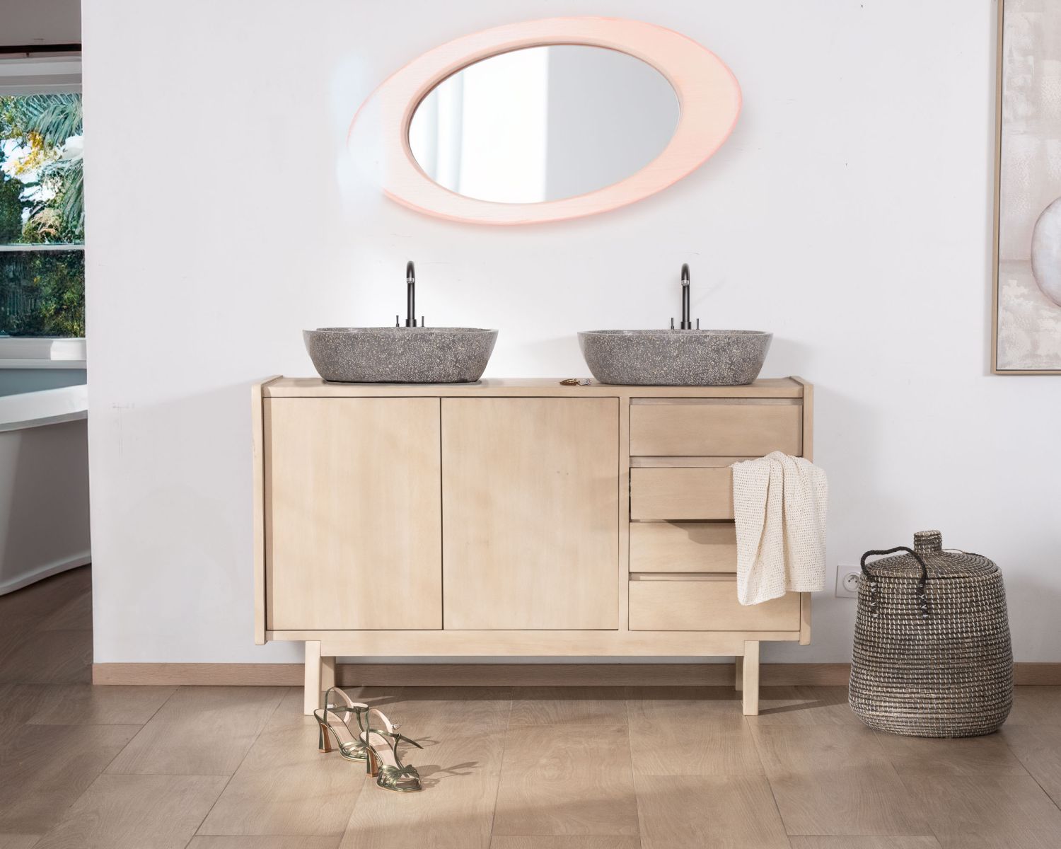 Mueble bajo lavabo de 140 cm en madera de mango blanqueada con puertas y cajones «Kahiko»