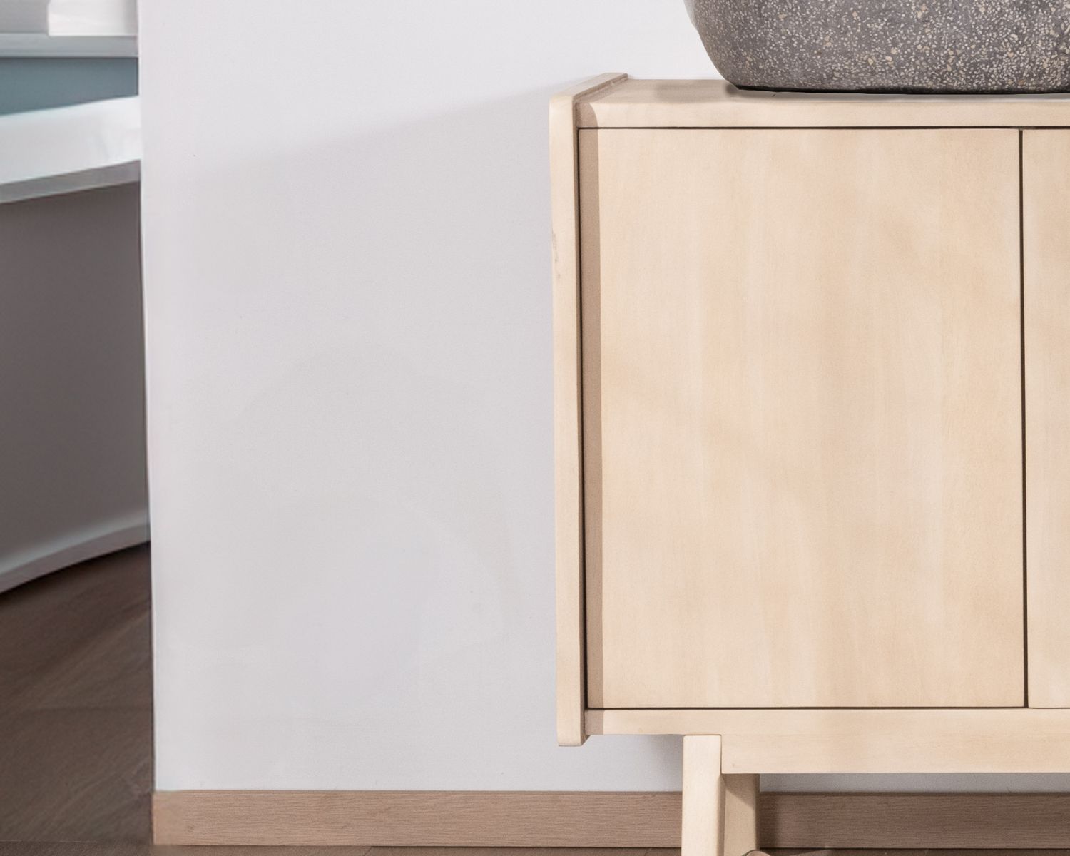 Mueble bajo lavabo de 140 cm en madera de mango blanqueada con puertas y cajones «Kahiko»