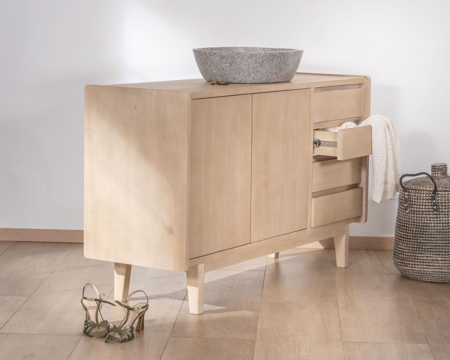 Mueble bajo lavabo de 140 cm en madera de mango blanqueada con puertas y cajones «Kahiko»