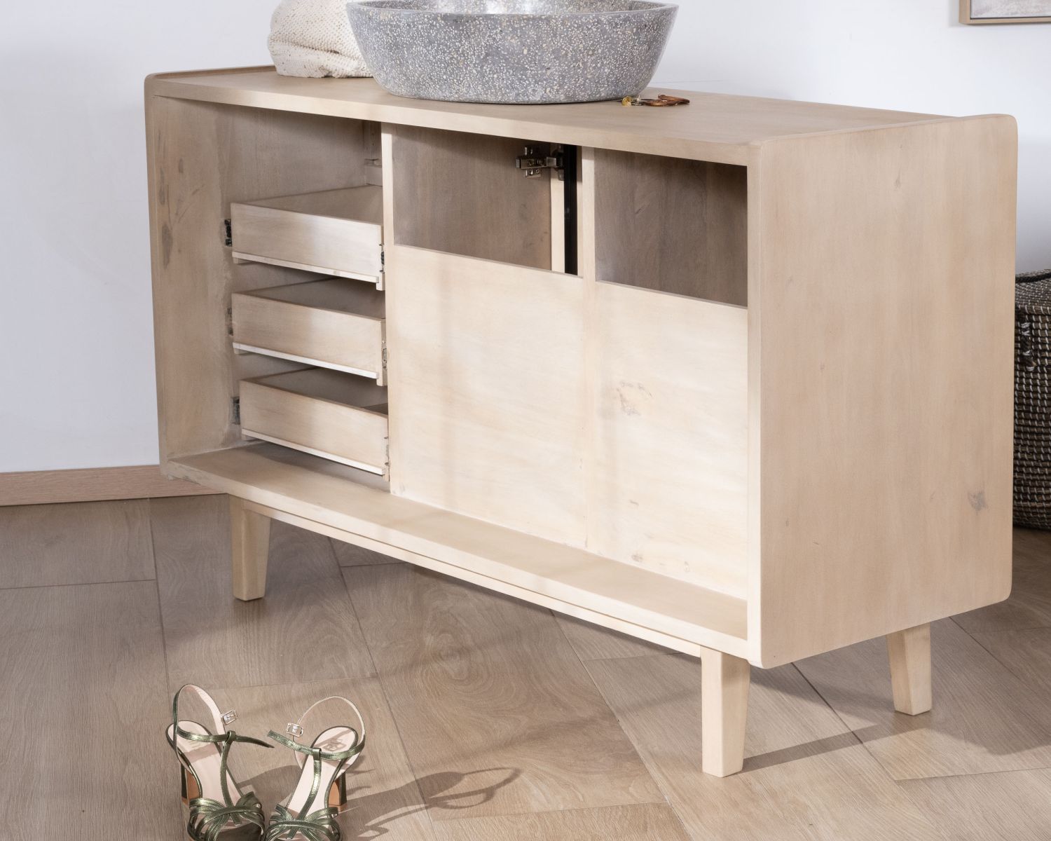 Mueble bajo lavabo de 140 cm en madera de mango blanqueada con puertas y cajones «Kahiko»