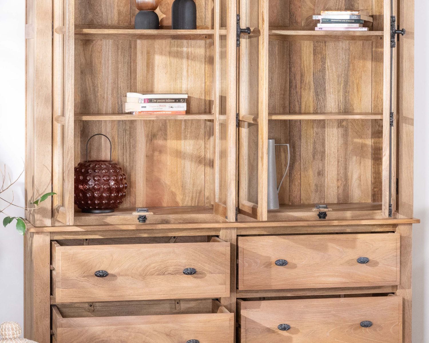 Aparador de madera maciza de mango de 170 cm con puertas acristaladas y cajones «Santa»
