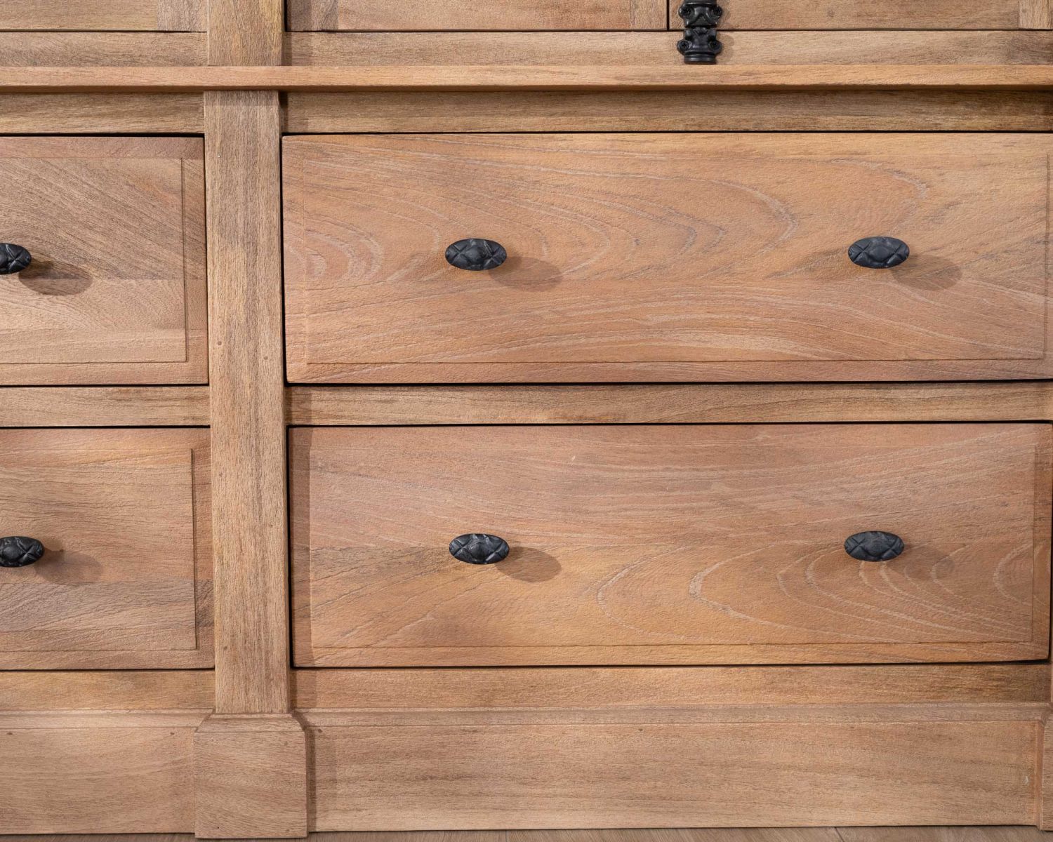 Aparador de madera maciza de mango de 170 cm con puertas acristaladas y cajones «Santa»