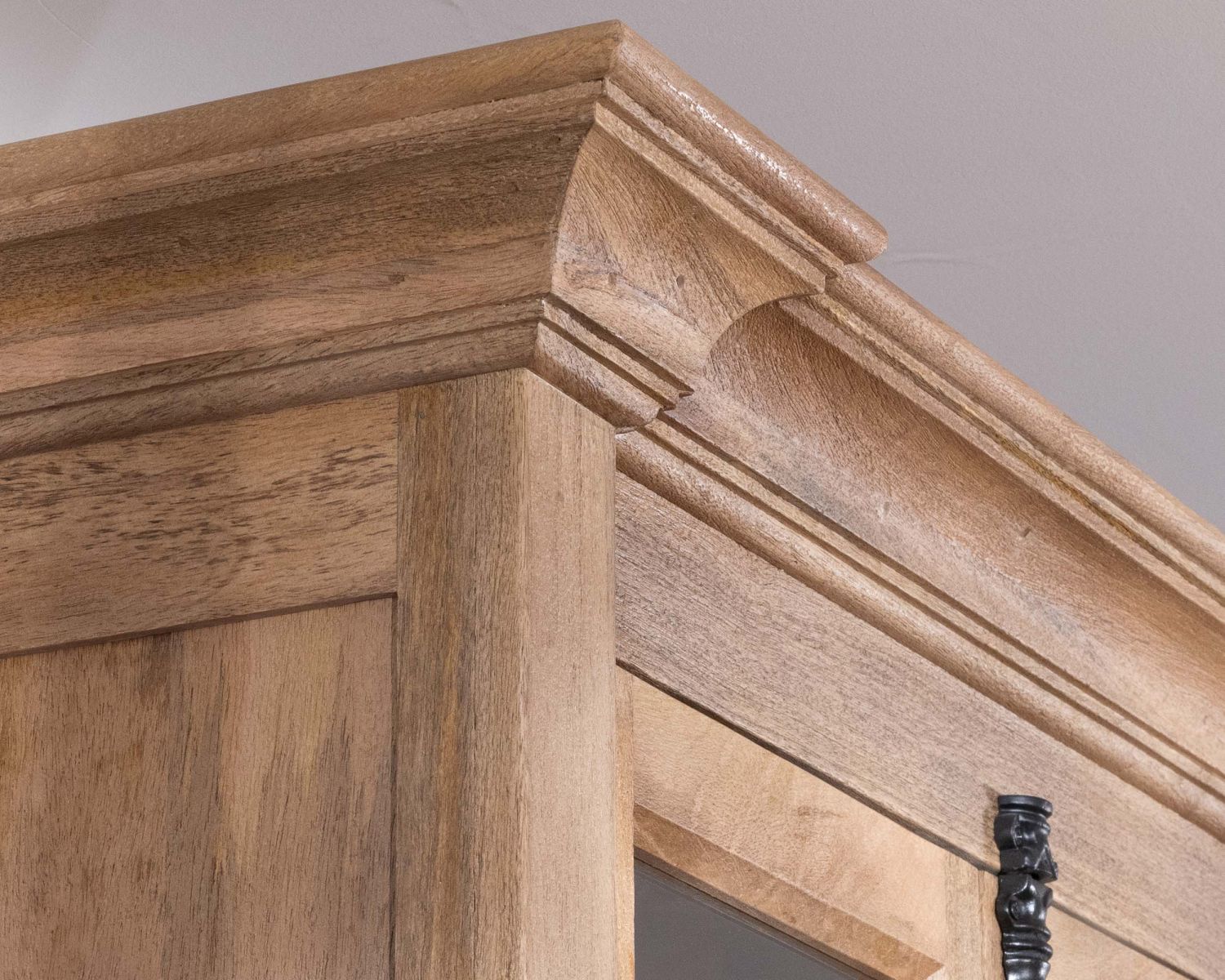 Aparador de madera maciza de mango de 170 cm con puertas acristaladas y cajones «Santa»