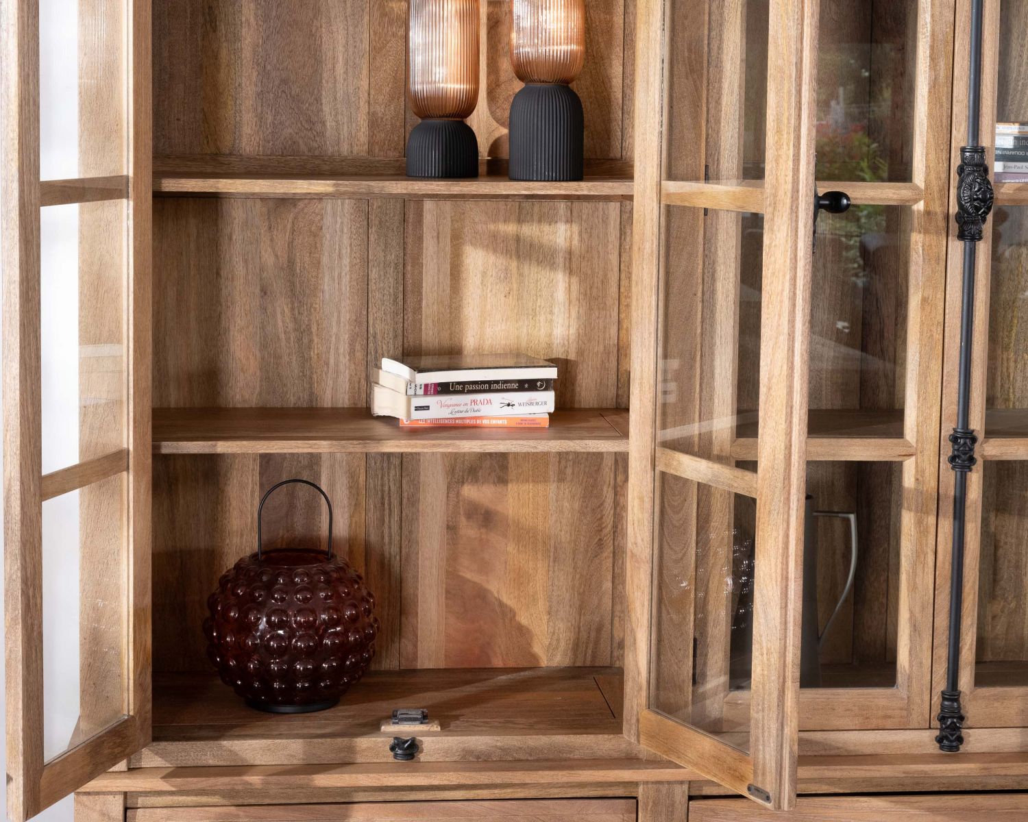 Aparador de madera maciza de mango de 170 cm con puertas acristaladas y cajones «Santa»