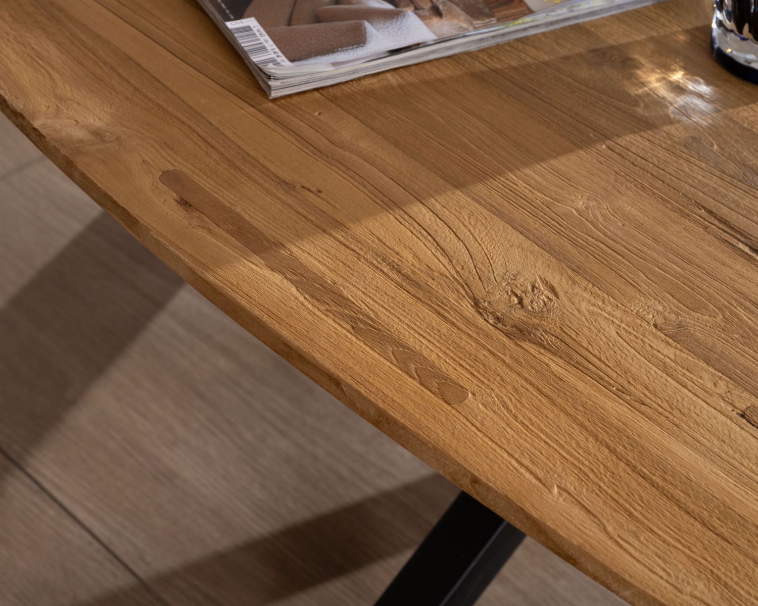 Mesa de centro con forma de barco de teca natural «Bahia», con patas de metal Mikado