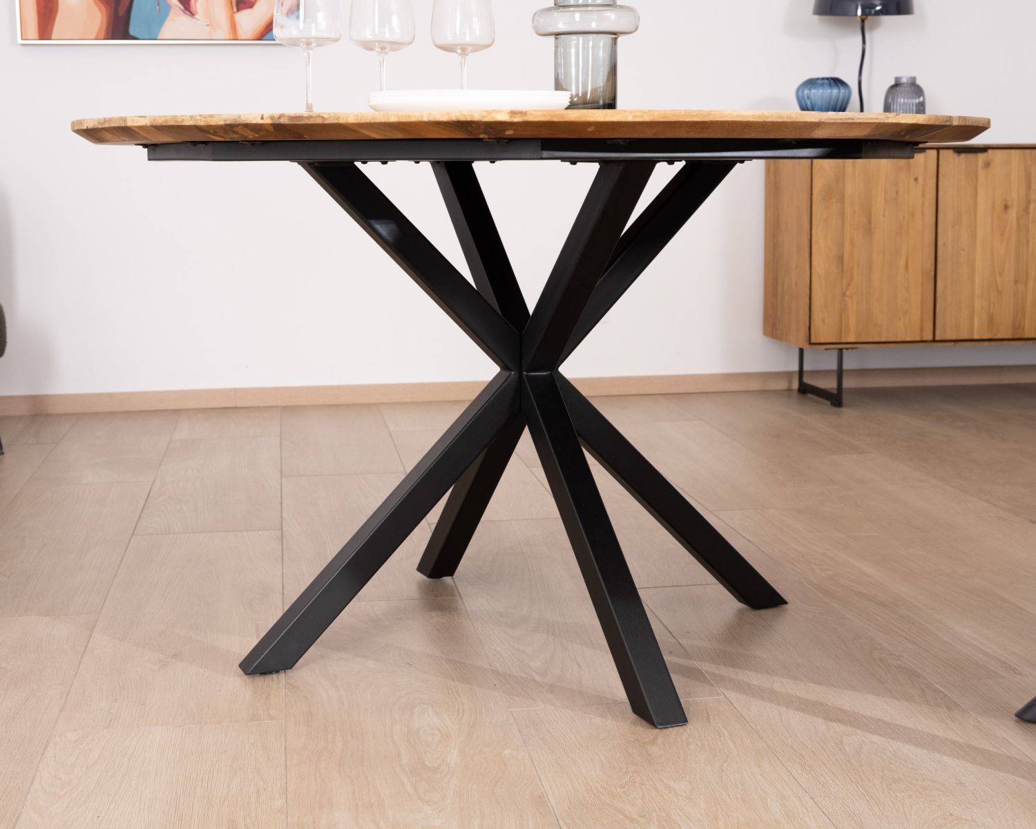 Mesa de comedor redonda de teca reciclada con patas «Bahia» de estilo Mikado, 130 cm