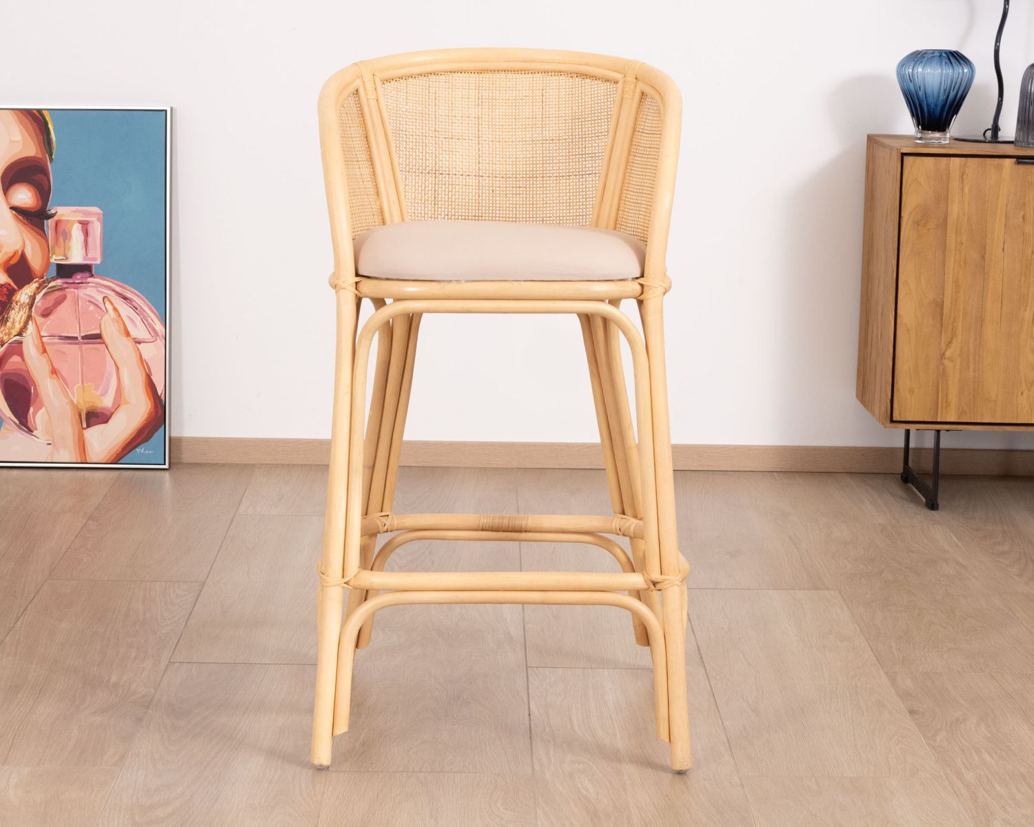 Silla alta de ratán de estilo étnico chic «Noho» con asiento de tela beige