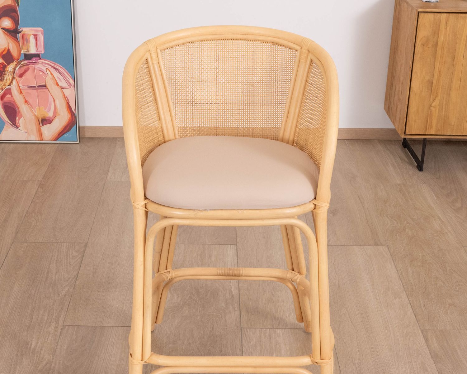 Silla alta de ratán de estilo étnico chic «Noho» con asiento de tela beige