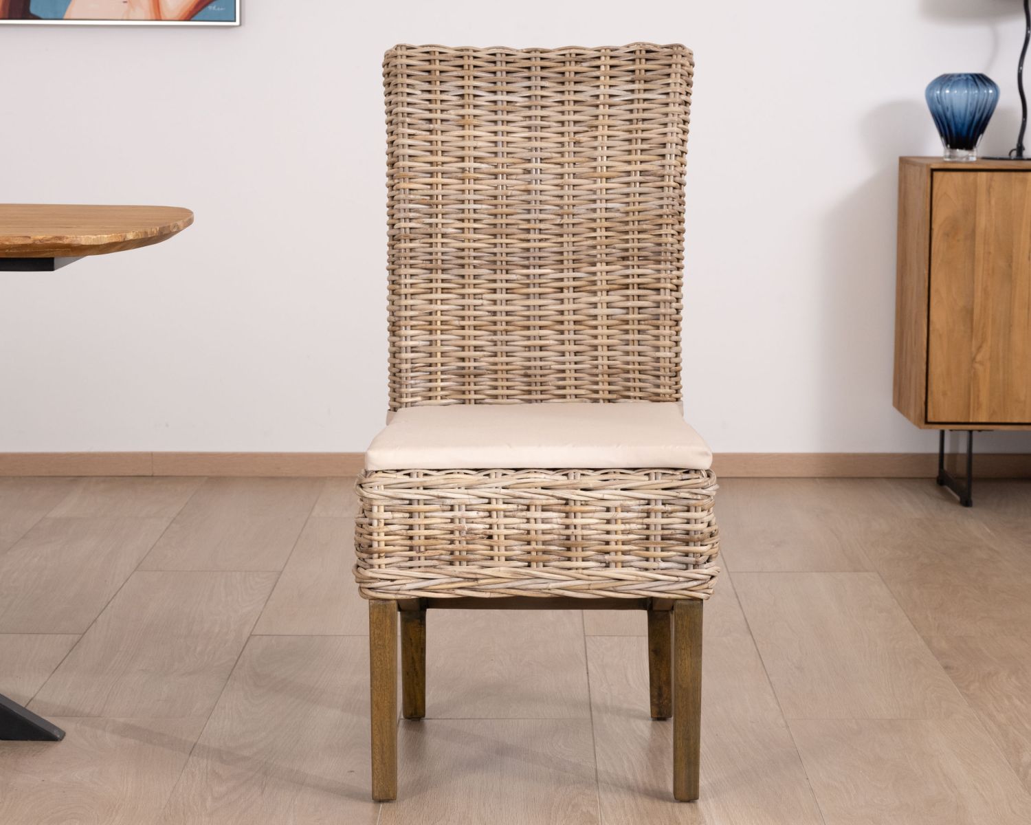 Elegante silla de comedor de ratán trenzado con cojín de asiento de tela «Noho»
