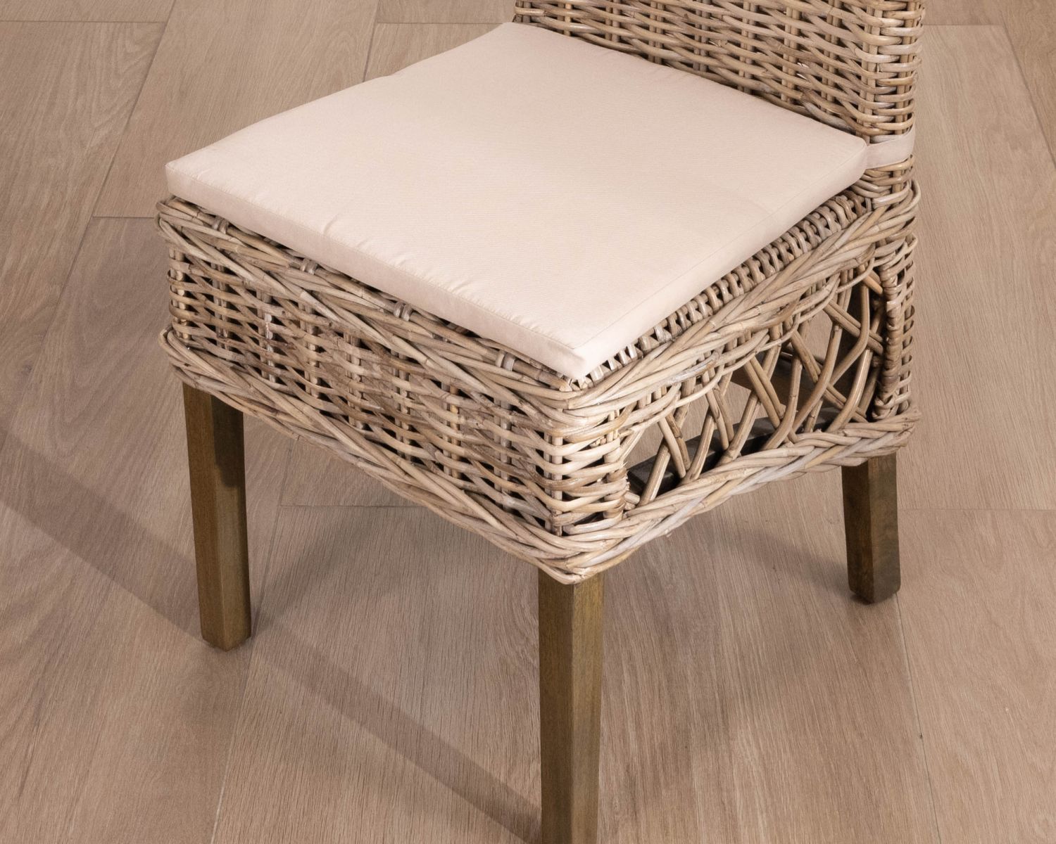 Elegante silla de comedor de ratán trenzado con cojín de asiento de tela «Noho»