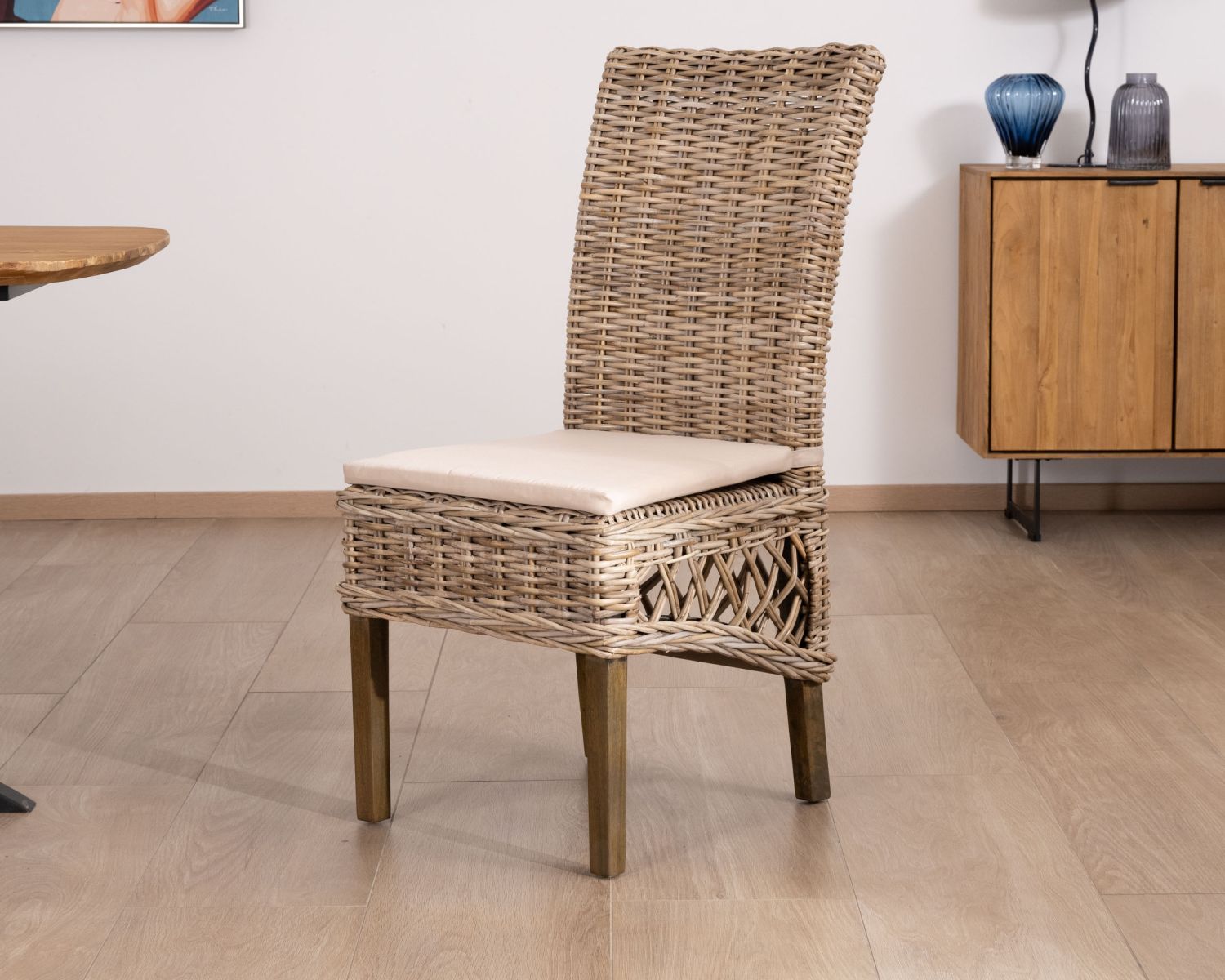 Elegante silla de comedor de ratán trenzado con cojín de asiento de tela «Noho»
