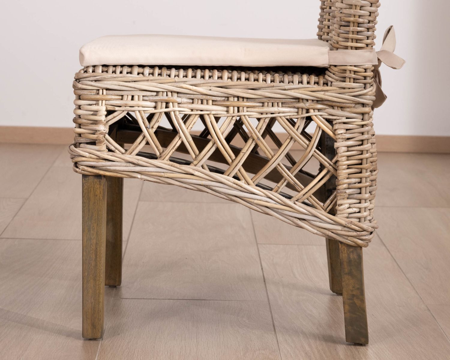 Elegante silla de comedor de ratán trenzado con cojín de asiento de tela «Noho»