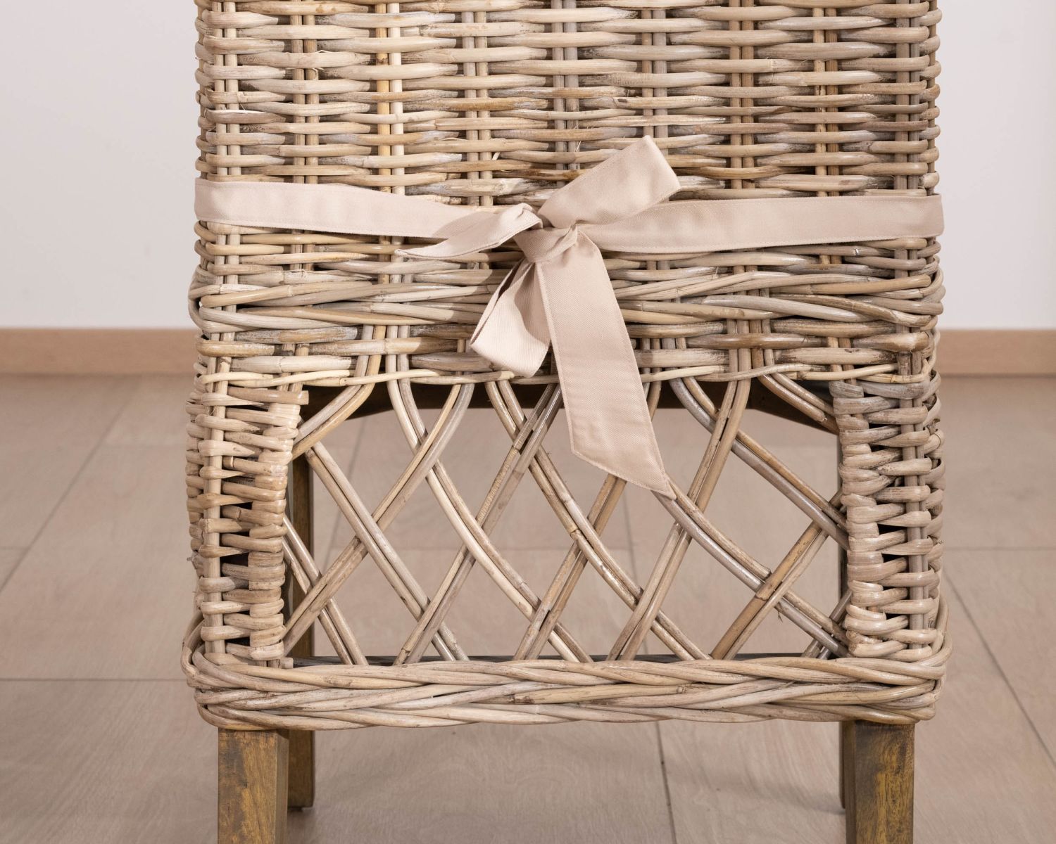 Elegante silla de comedor de ratán trenzado con cojín de asiento de tela «Noho»
