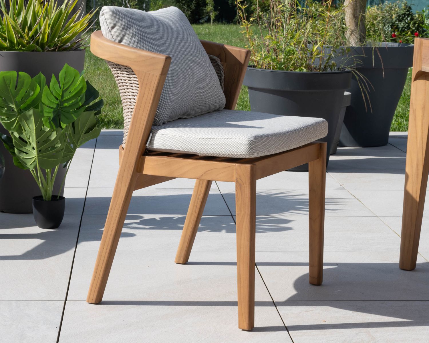 Silla de exterior de alta gama y diseño, de teca, con cojines de color crudo jaspeado «Venecia»