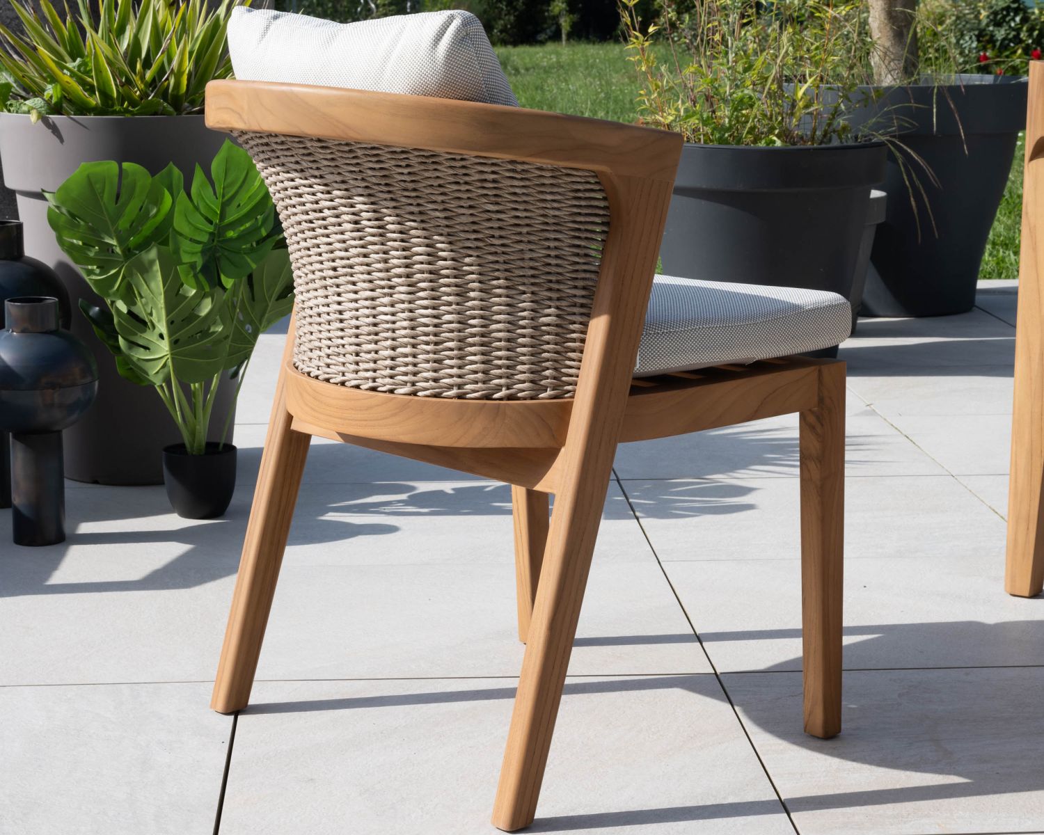 Silla de exterior de alta gama y diseño, de teca, con cojines de color crudo jaspeado «Venecia»