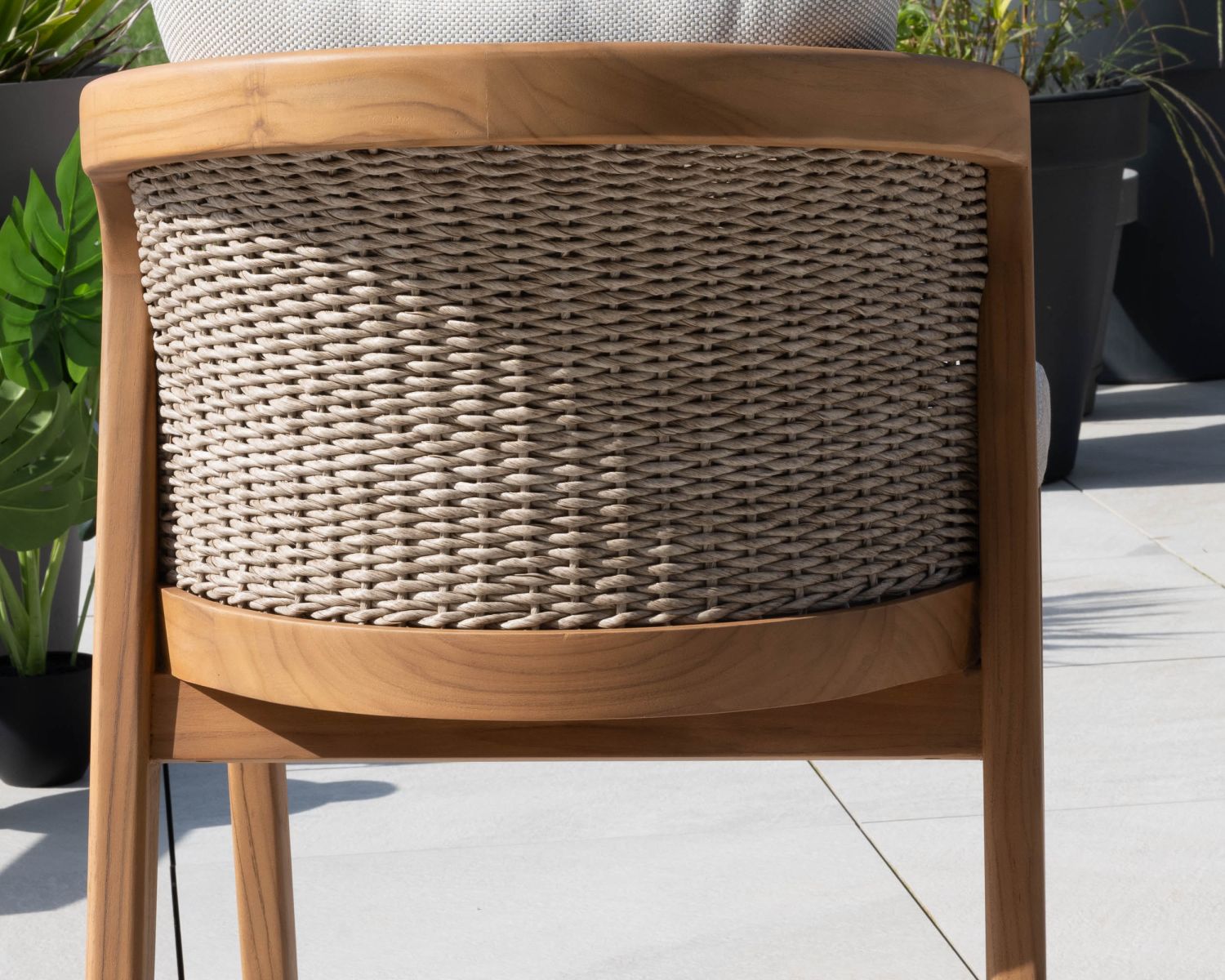 Silla de exterior de alta gama y diseño, de teca, con cojines de color crudo jaspeado «Venecia»