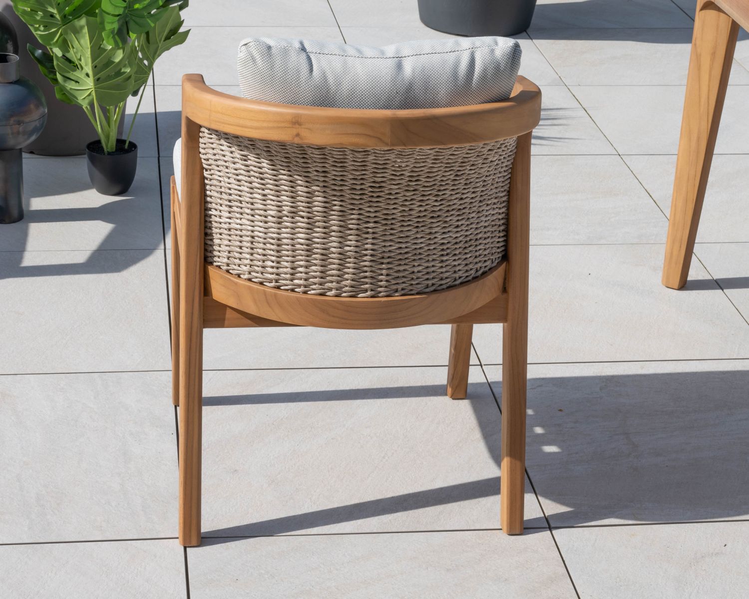 Silla de exterior de alta gama y diseño, de teca, con cojines de color crudo jaspeado «Venecia»