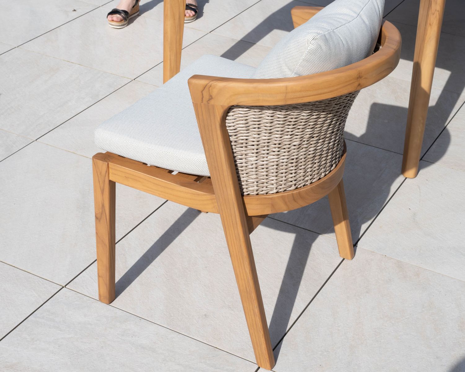 Silla de exterior de alta gama y diseño, de teca, con cojines de color crudo jaspeado «Venecia»