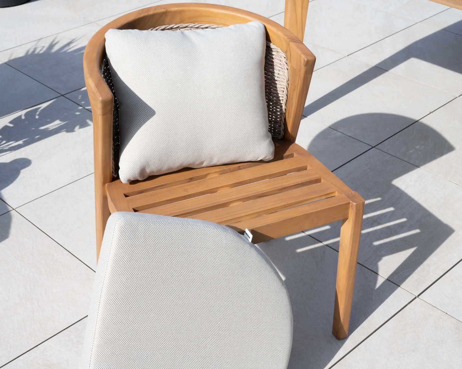 Silla de exterior de alta gama y diseño, de teca, con cojines de color crudo jaspeado «Venecia»