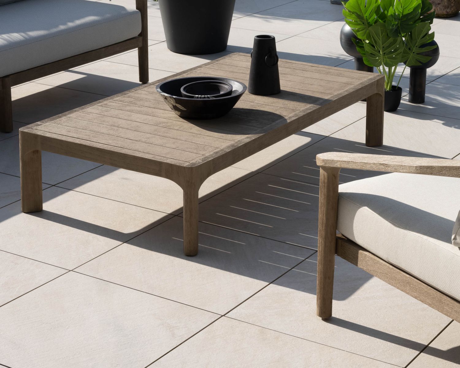 Mesa de centro para exterior con un diseño minimalista, de teca con acabado natural lijado «Verona»