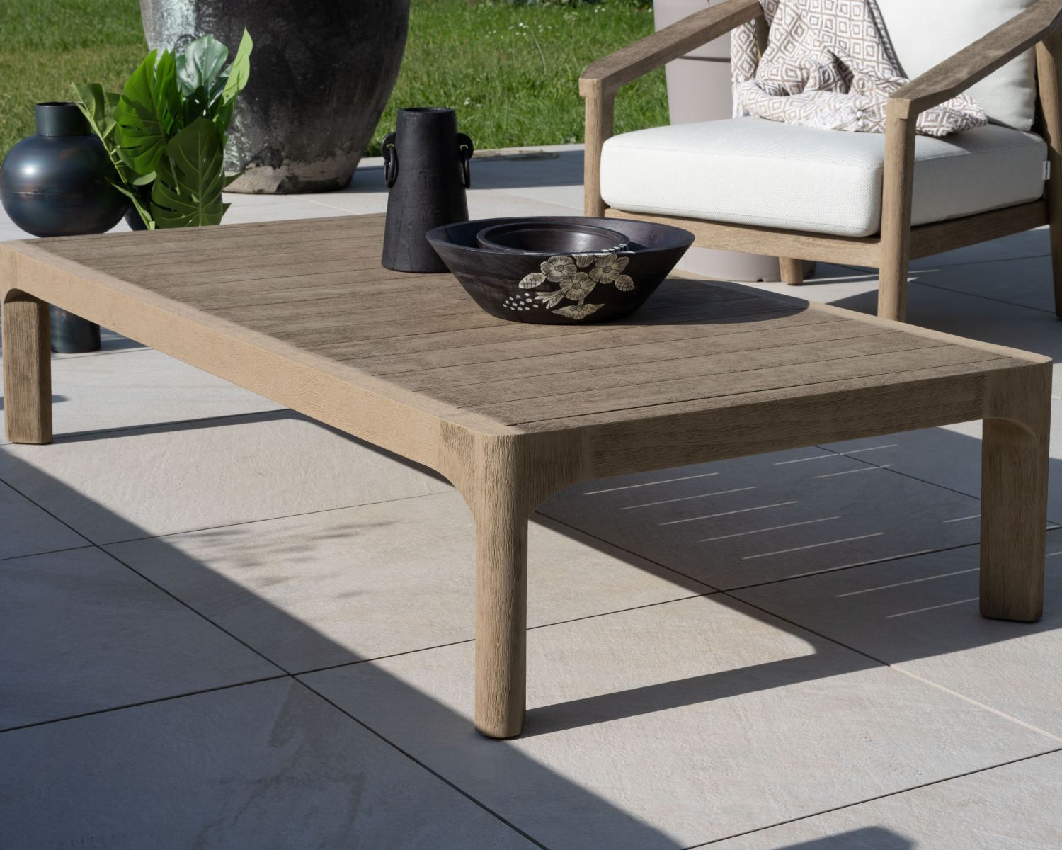 Mesa de centro para exterior con un diseño minimalista, de teca con acabado natural lijado «Verona»