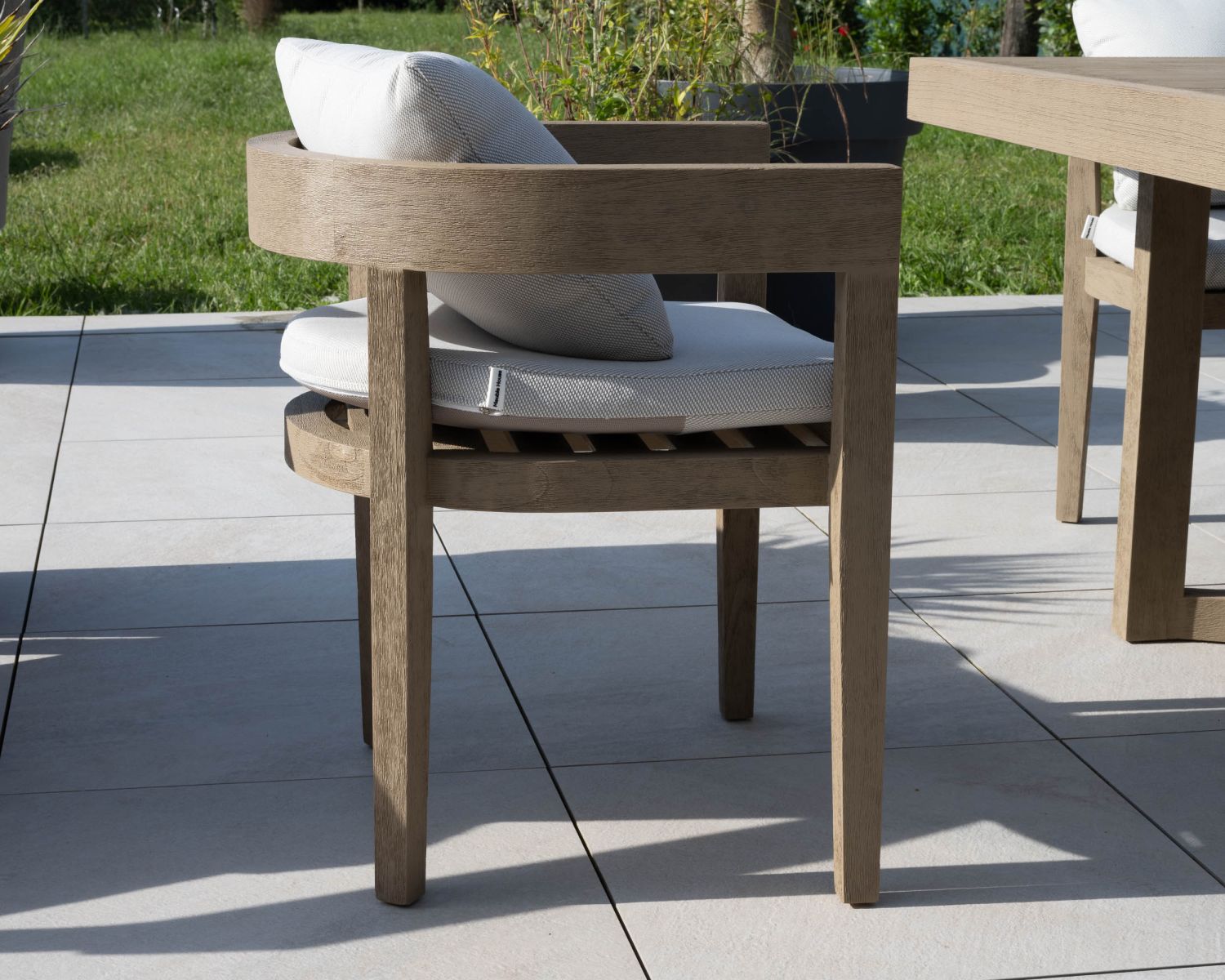 Silla de comedor de exterior de alta gama de teca «Blois» con acabado grisáceo