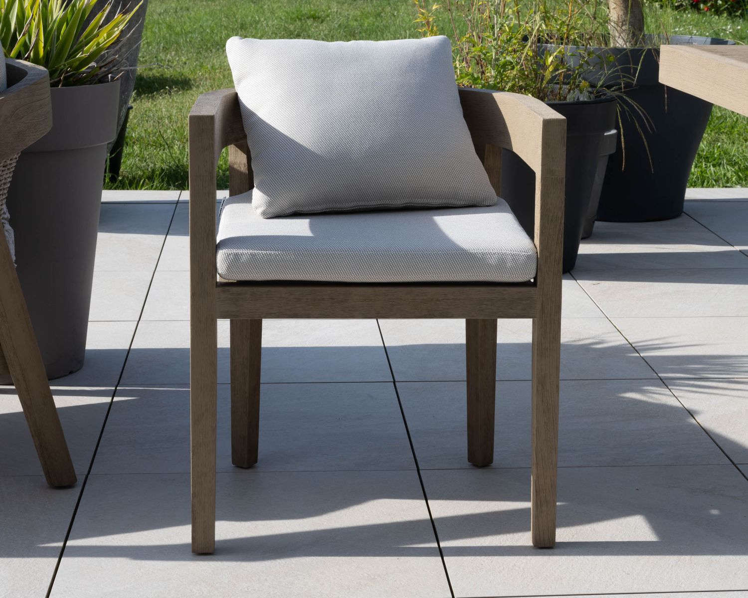 Silla de comedor de exterior de alta gama de teca «Blois» con acabado grisáceo